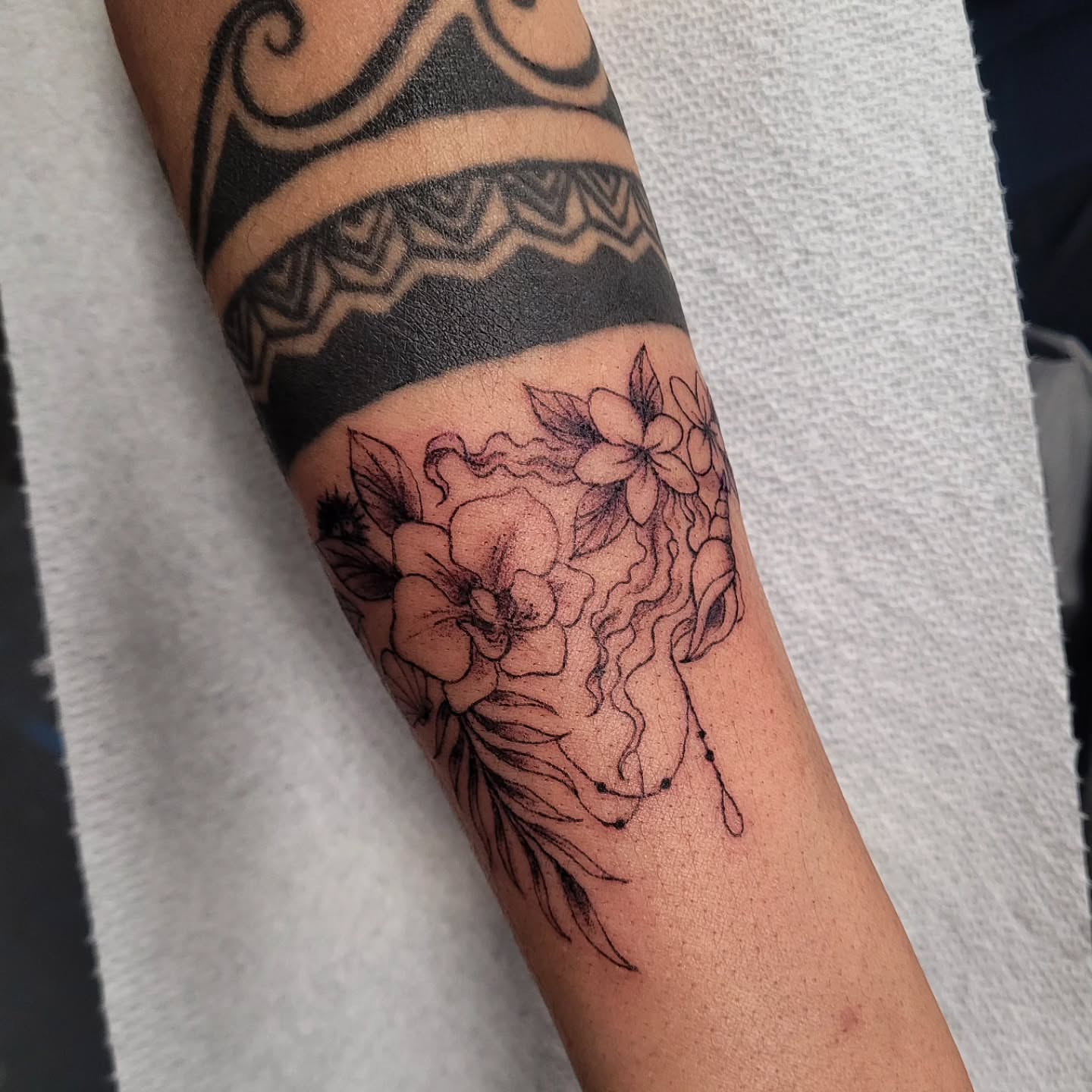 Tattoo by @lariendragon — black_and_grey