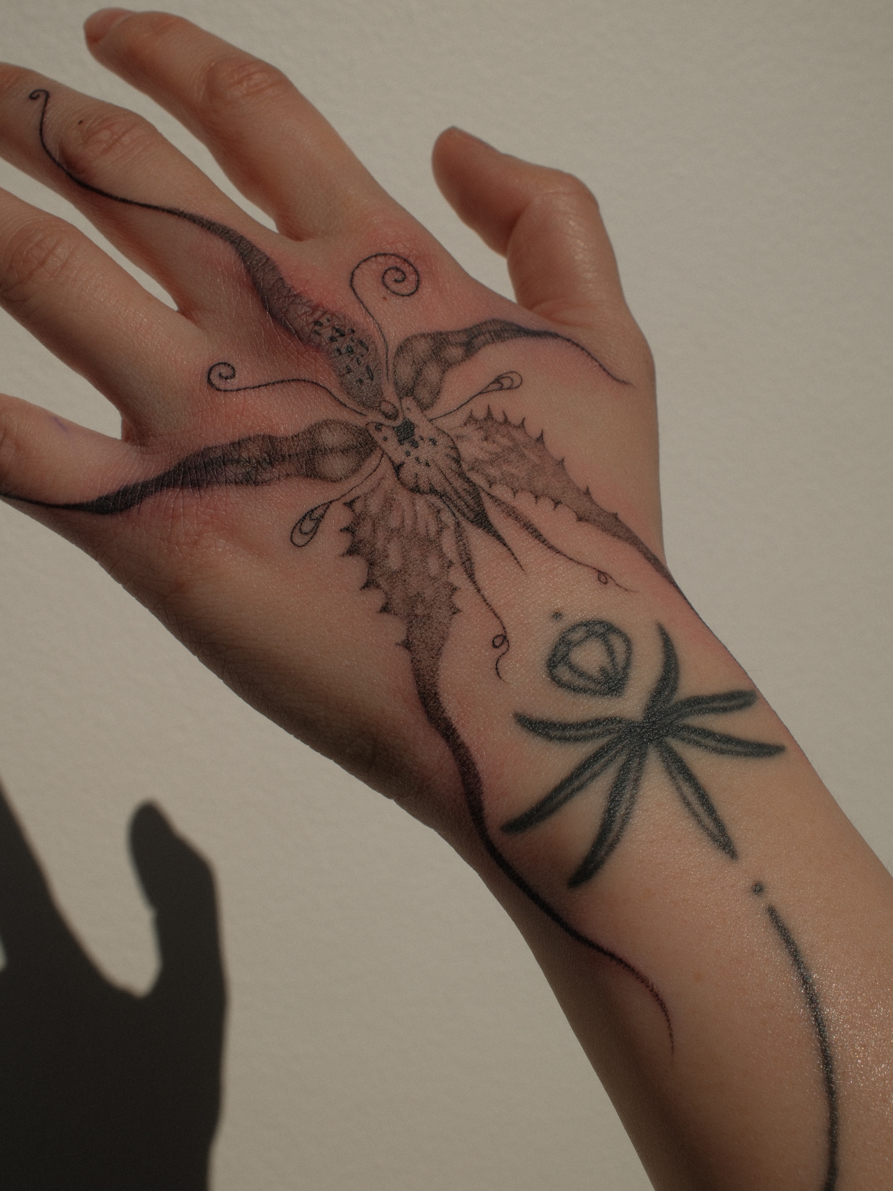 Tattoo by @earthyliltats โ black_and_grey