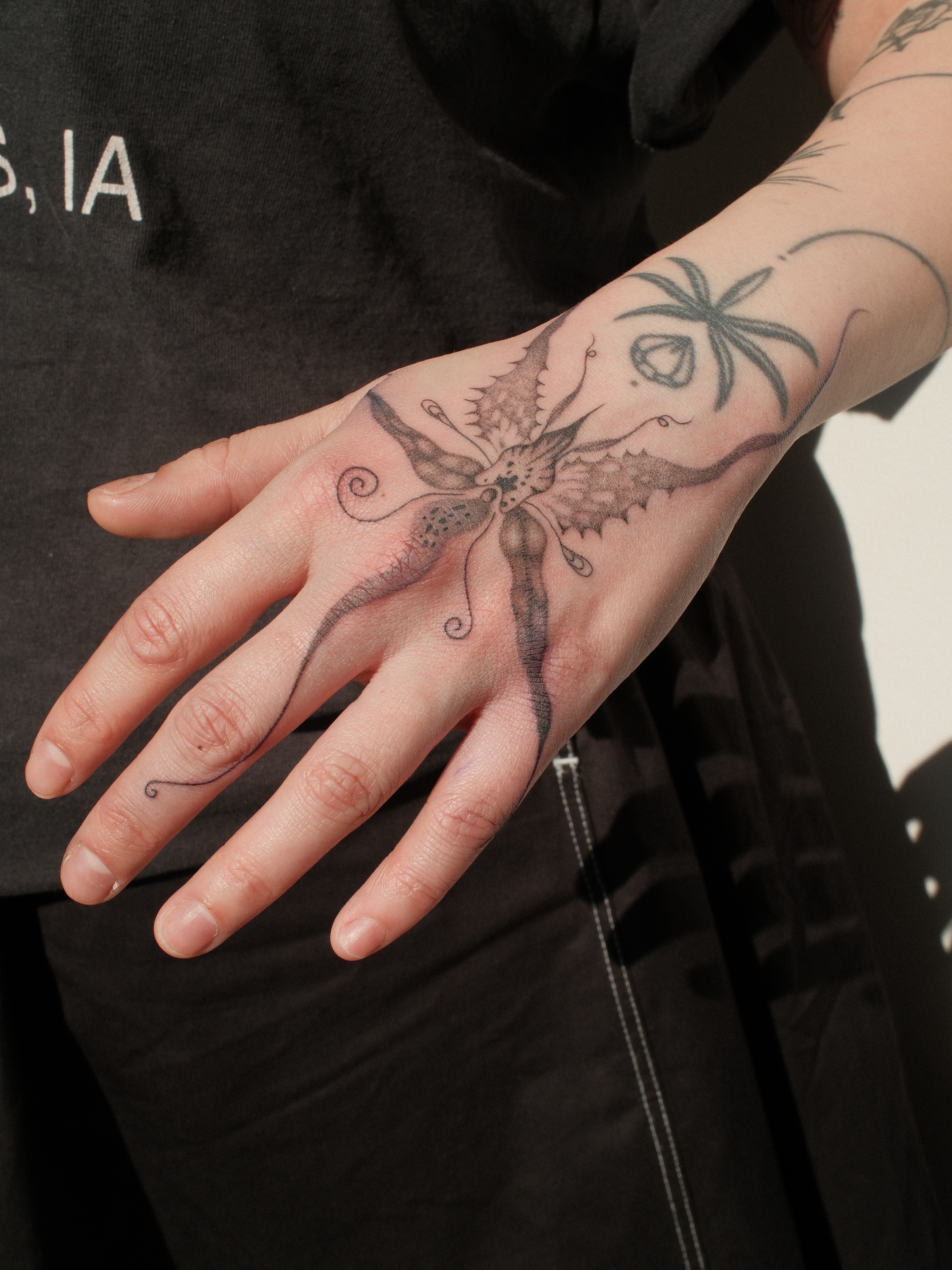 Tattoo by @earthyliltats โ black_and_grey