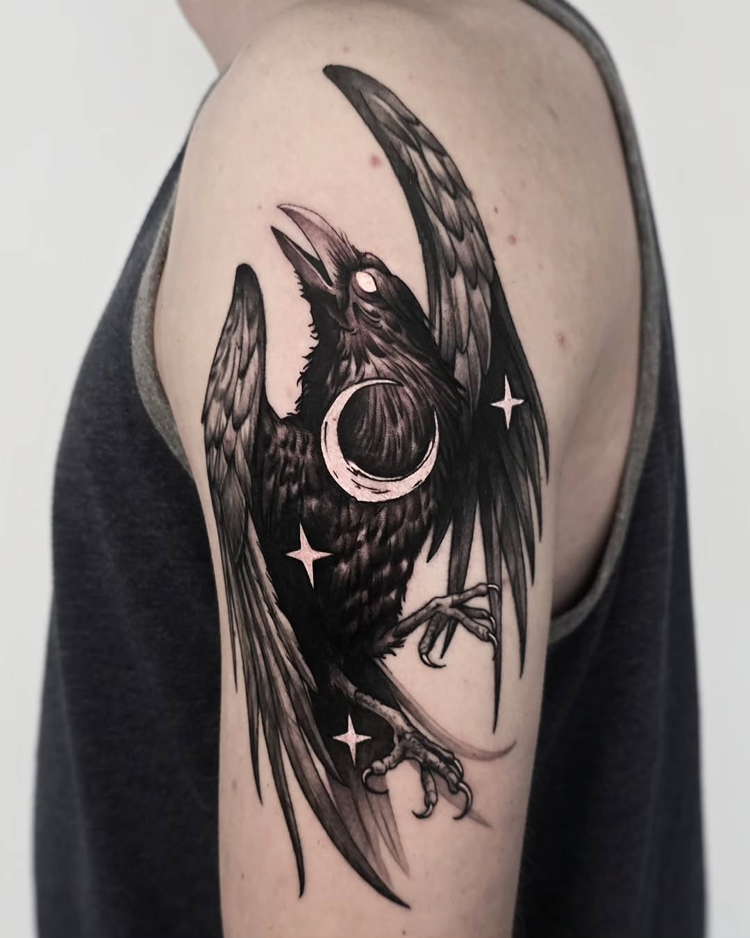 Raven with moon and stars fine line tattoo on the shoulder by ʙʀɪᴀɴɴᴀ 𝒁𝑶𝑴𝑩𝑹𝑰𝑬 ᴛᴀᴛᴛᴏᴏꜱ