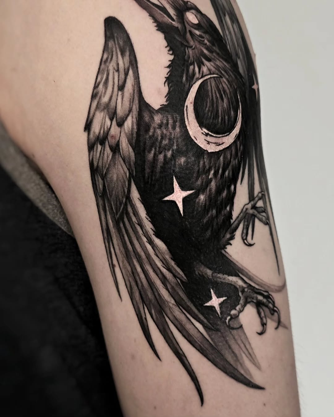 Raven with moon and stars realism tattoo on the forearm by ʙʀɪᴀɴɴᴀ 𝒁𝑶𝑴𝑩𝑹𝑰𝑬 ᴛᴀᴛᴛᴏᴏꜱ