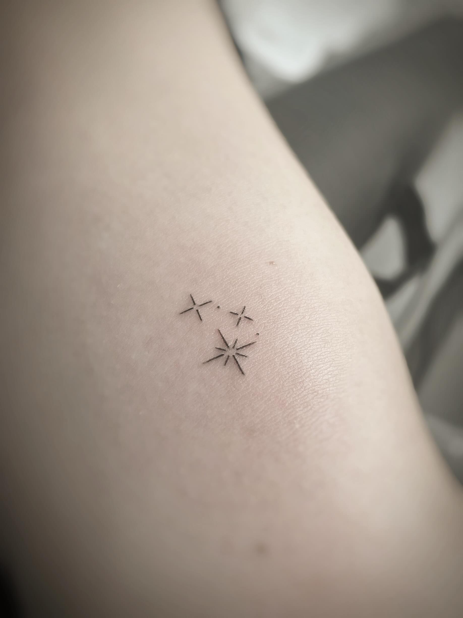 Tattoo by @aquanoir — minimalist, geometric