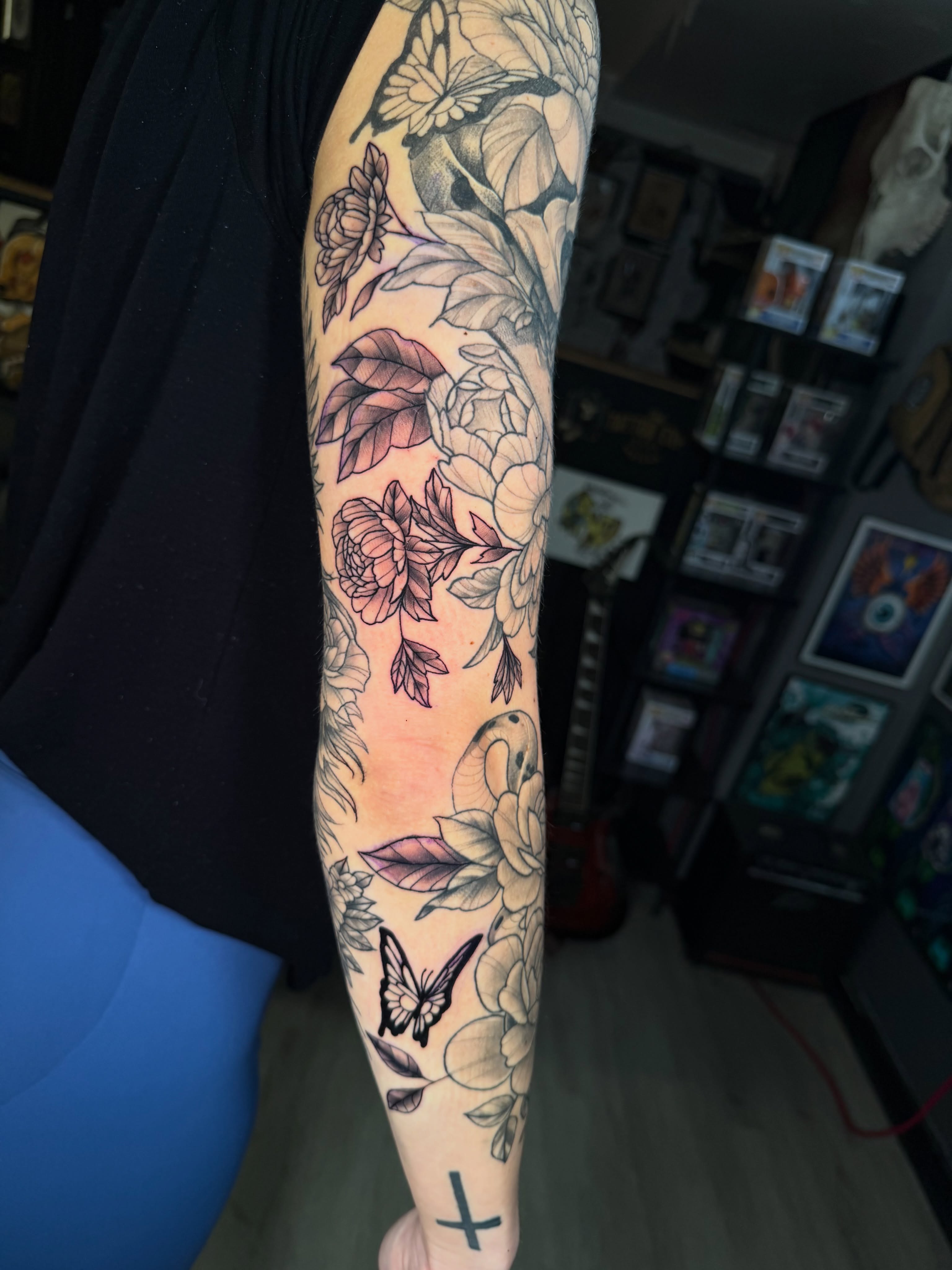 Floral bouquet neo-traditional tattoo on the forearm by Beau Zeis
