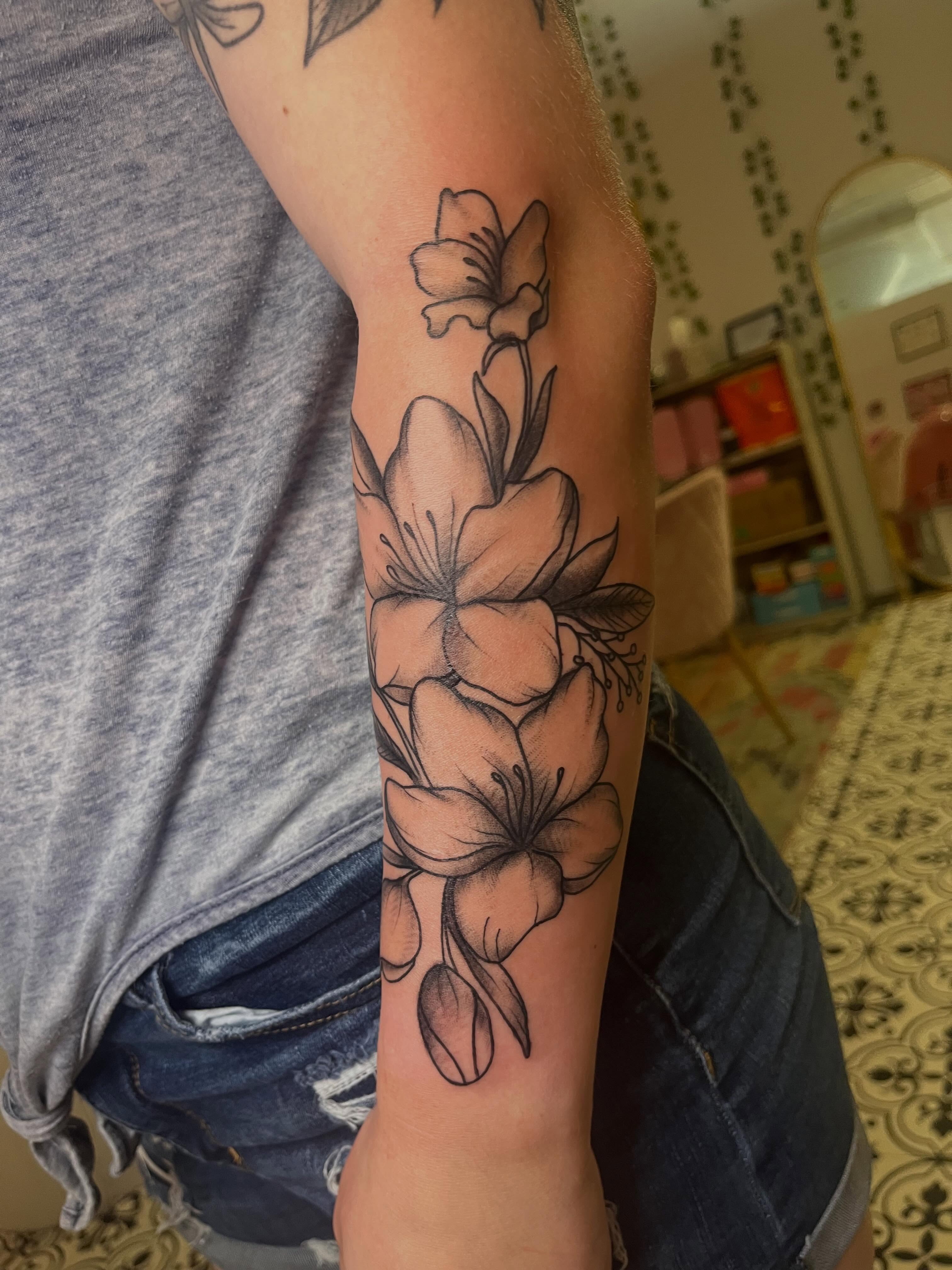Tattoo by @elizabethzerena — black_and_grey