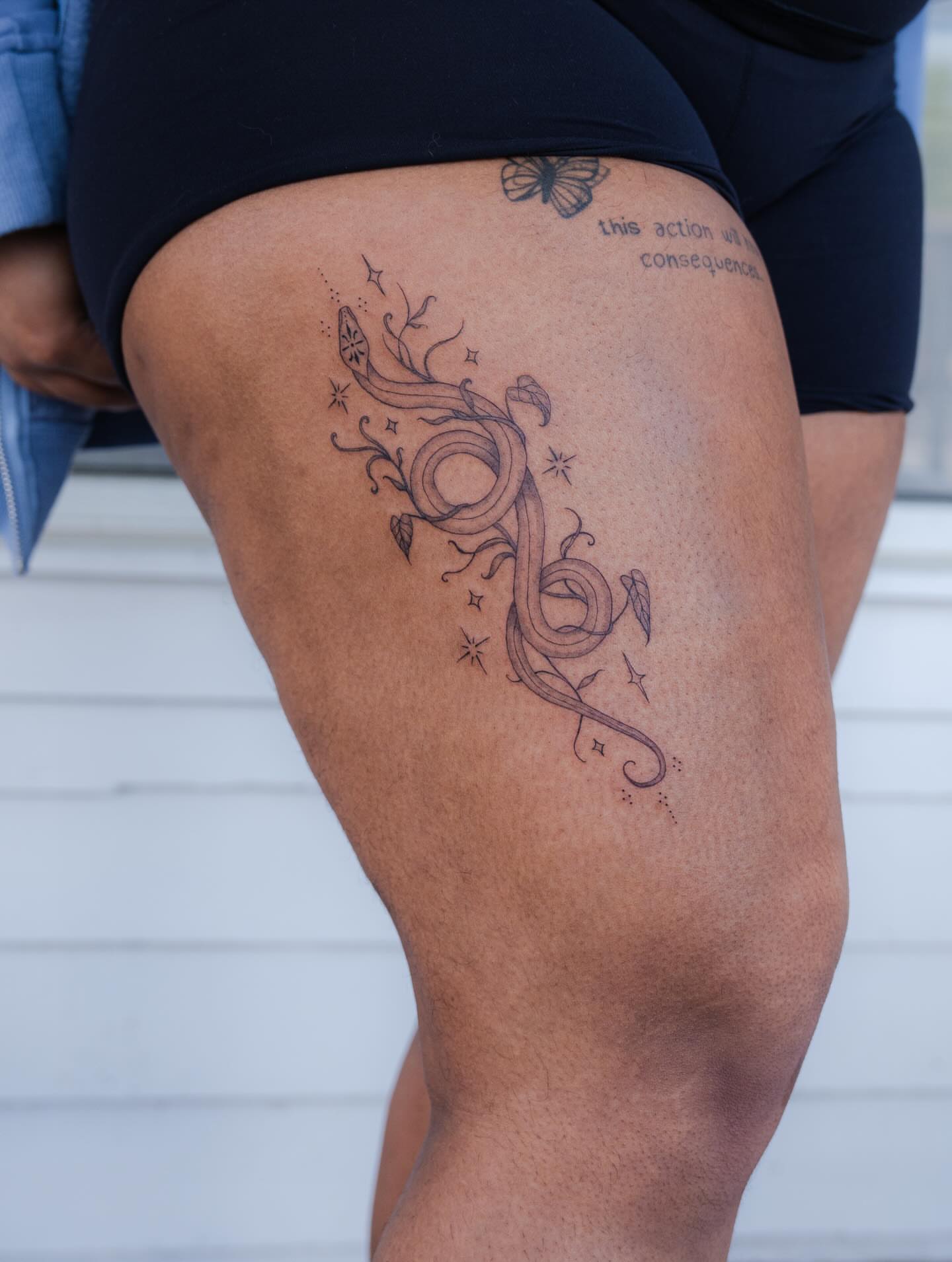 Serpent and floral black and grey tattoo on the thigh by ༻❁༺ ⟡ 𝑳𝒊𝒗 𝑪𝒆𝒍𝒆𝒔𝒕𝒆 ⟡ ༻❁༺