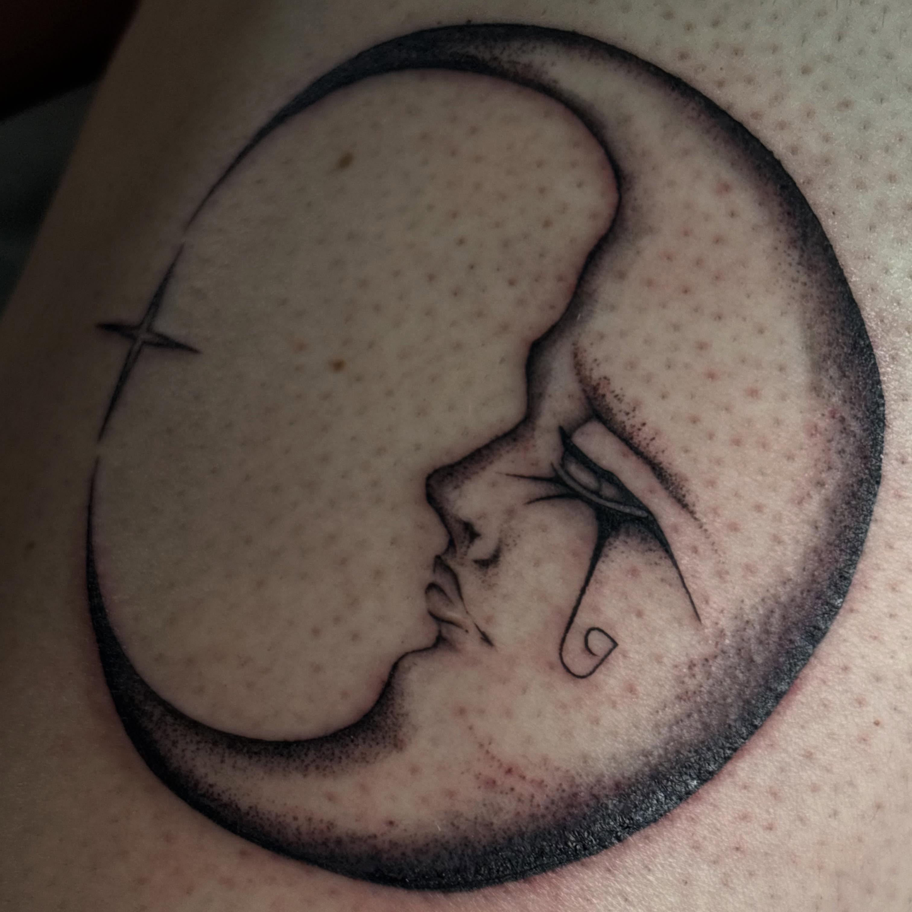 Kissing couple dotwork tattoo on the upper arm by 𝕶𝕬𝕿