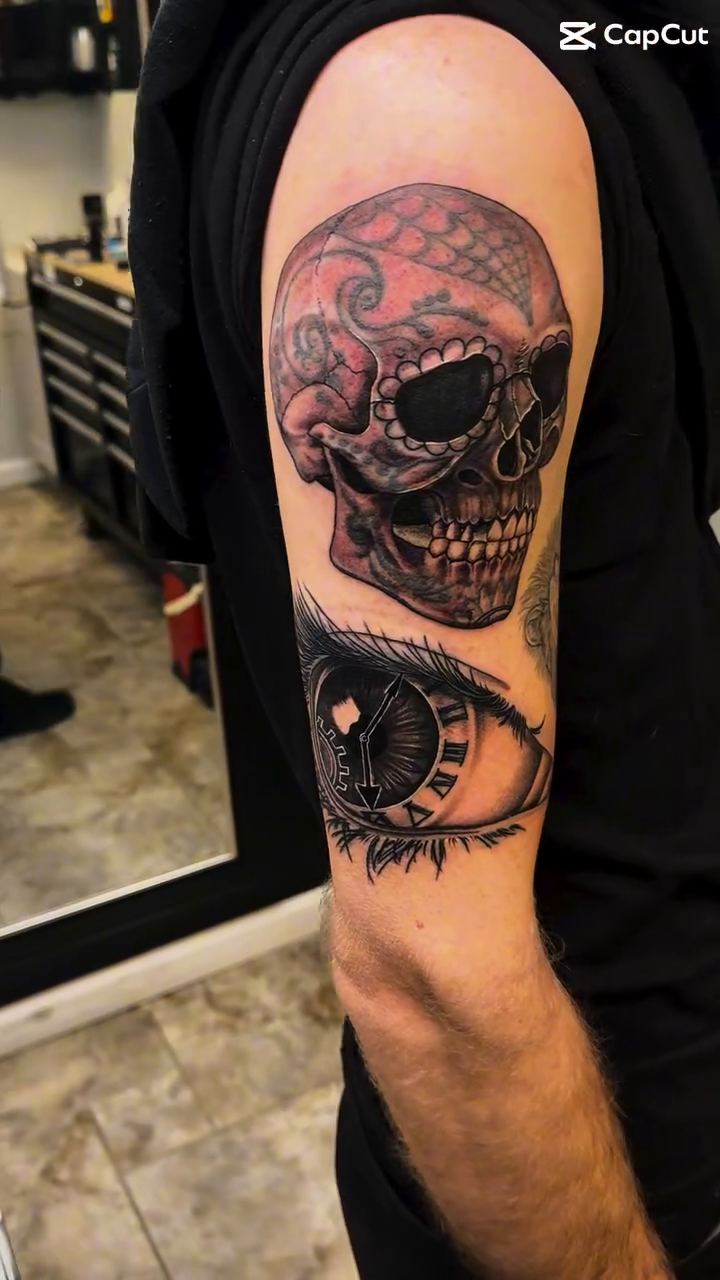Skull and eye tattoo realism tattoo on the upper arm by 𝔻𝕖𝕣𝕣𝕚𝕔𝕜 𝔹𝕦𝕪𝕖𝕒, East Aurora, New York