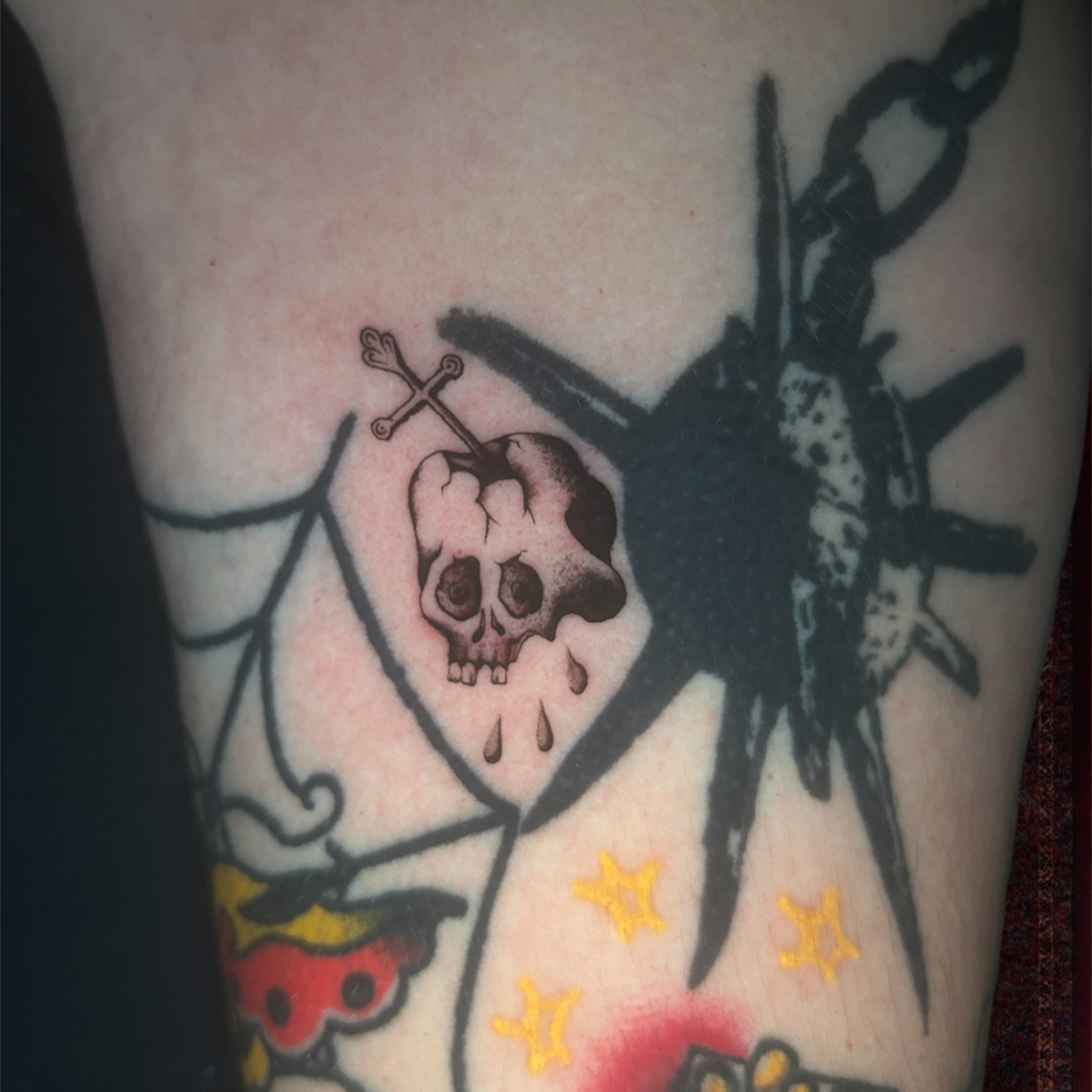 Skull and crossbones American traditional tattoo on the forearm by ⁂ 𝕽𝖊𝖆𝖌𝖆𝖓⁂, Texas City, Texas