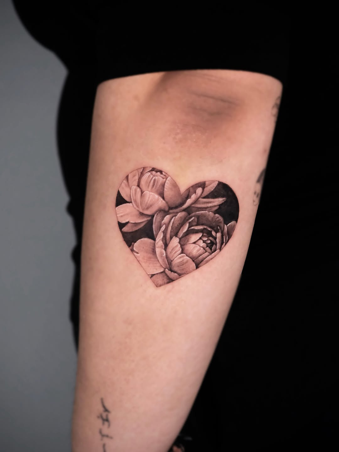 Heart with flowers sketch tattoo on the forearm by Da-An ･ﾟ✧ 다 안 𓇬˖