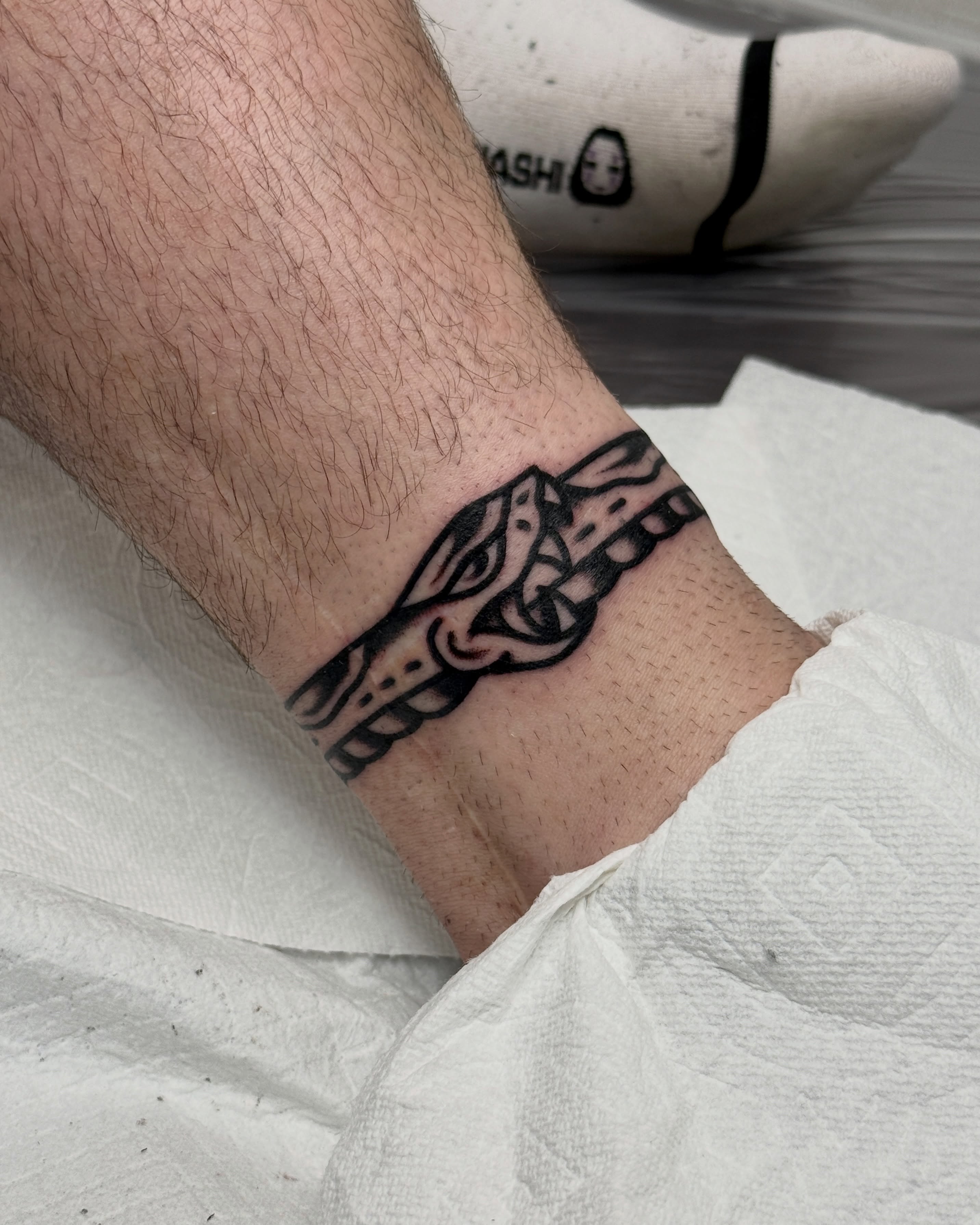 Wolf black and grey tattoo on the forearm by 올드스쿨타투 블랙스쿨타투 부천타투 알로
