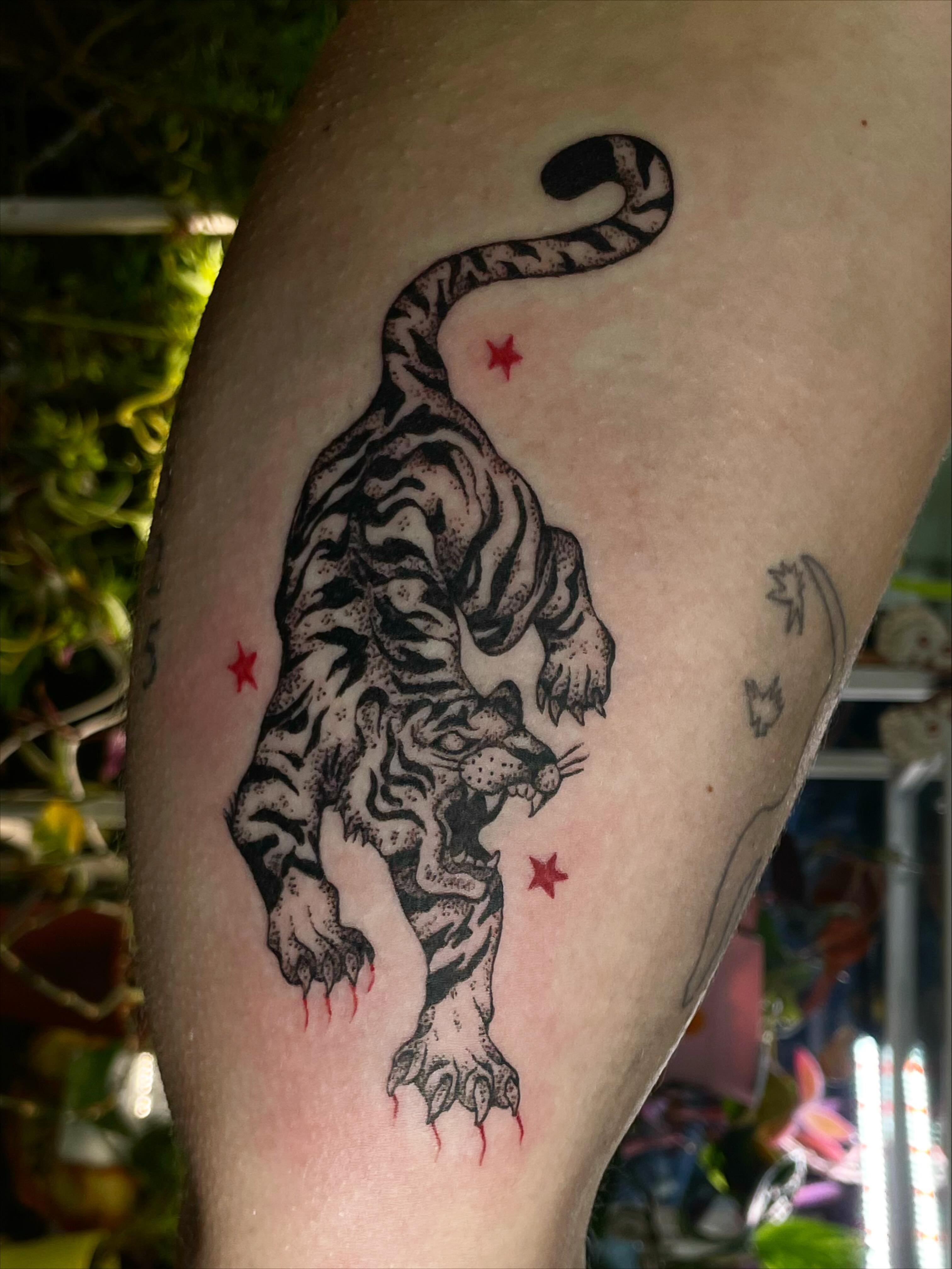 Tattoo by @trisaratoptattoos β black_and_grey