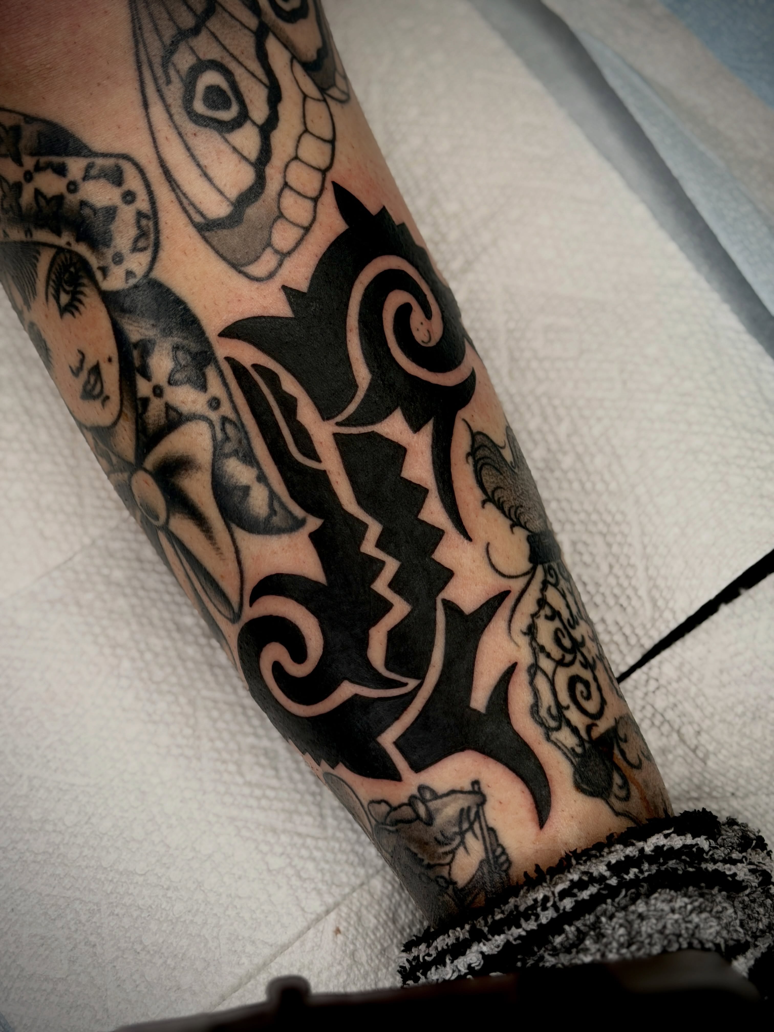Tribal design tribal tattoo on the forearm by Diego Treviño
