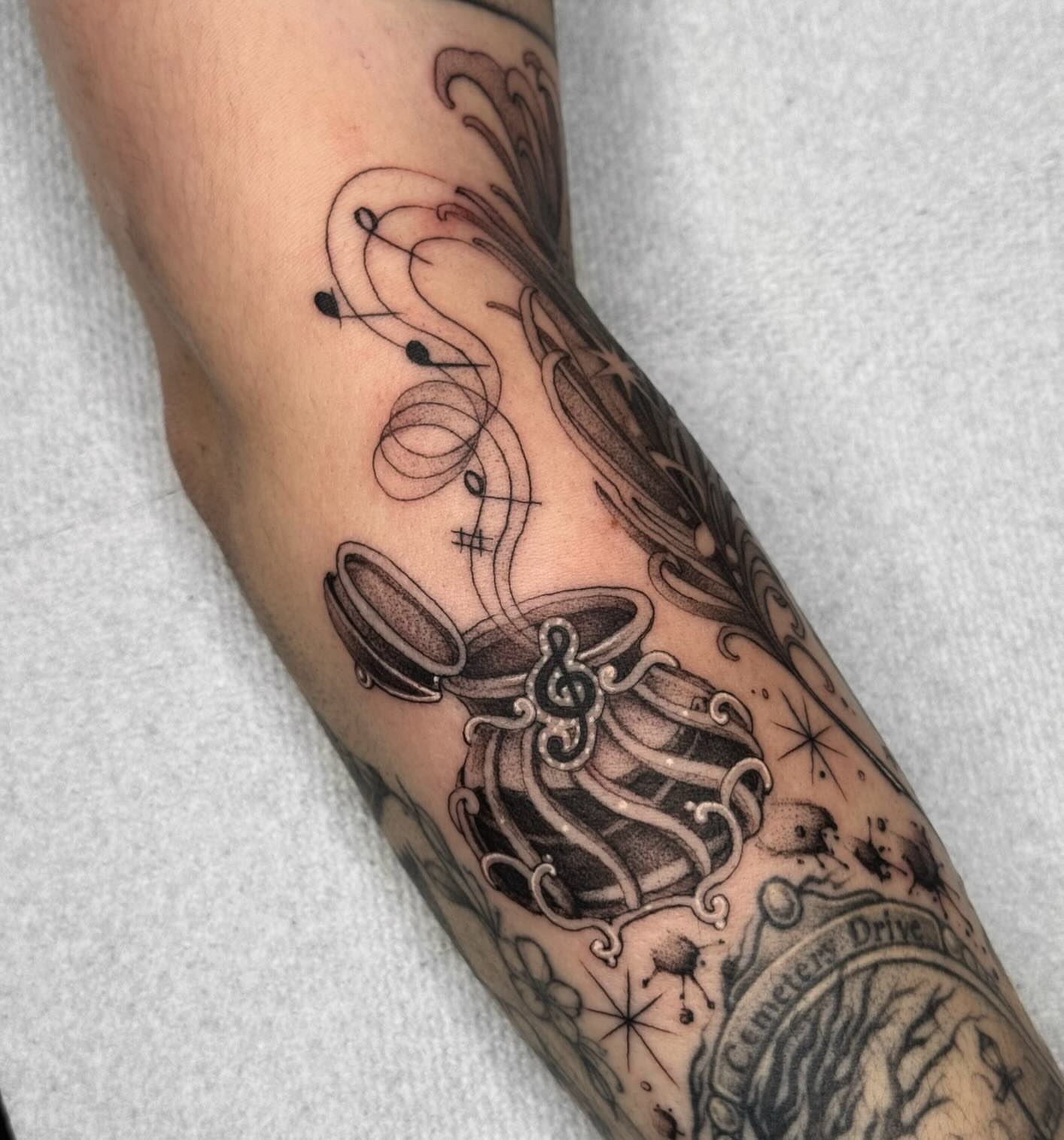 Tattoo by @kaylacancion — black_and_grey