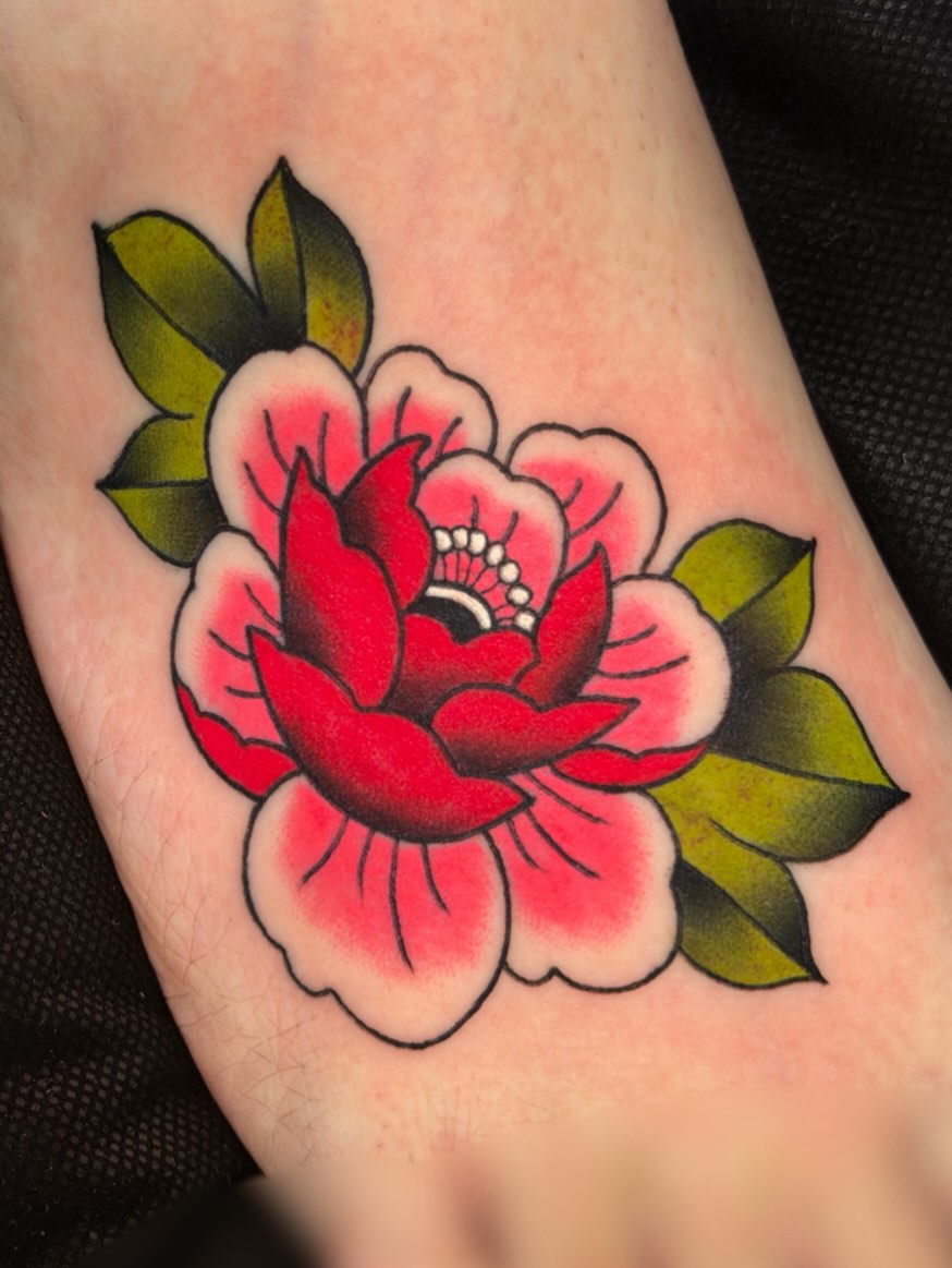Peony American traditional tattoo on the hand by ♥︎ ᴅᴇᴠ ʀᴇɴᴇᴇ ♥︎