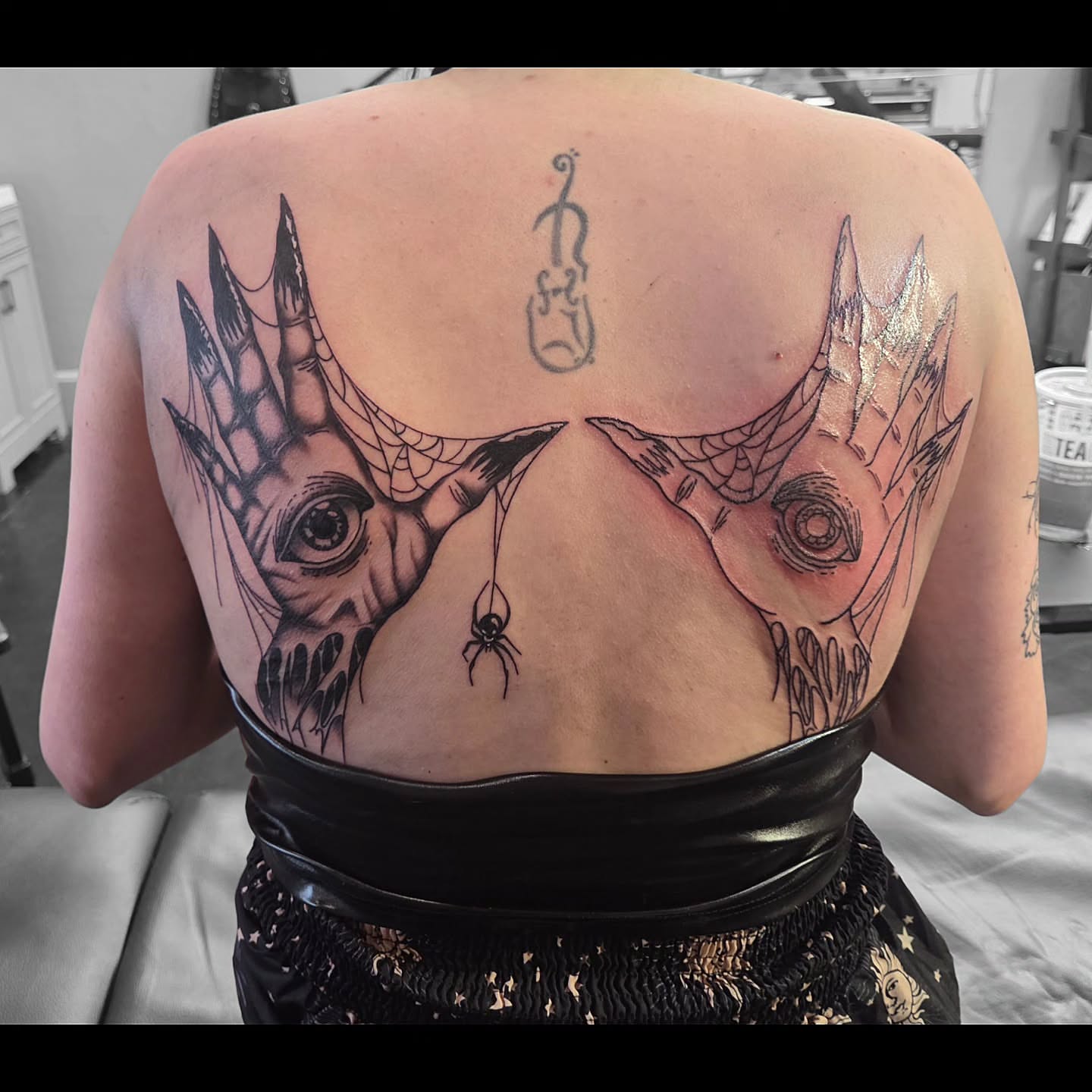 Eyes and claws realism tattoo on the back by Kat Coniglio Art