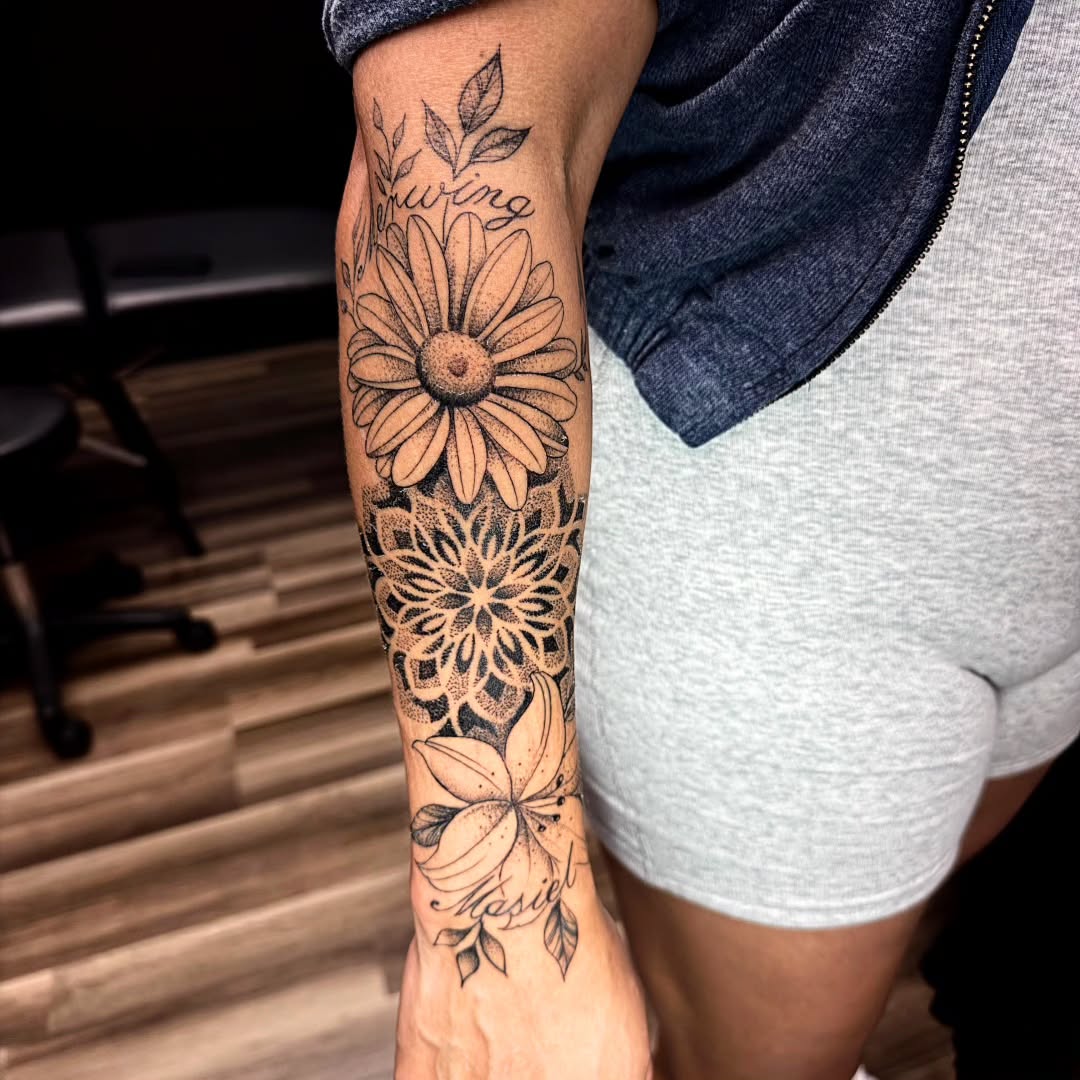 Tattoo by @nathygirltattoo β dotwork, fine_line