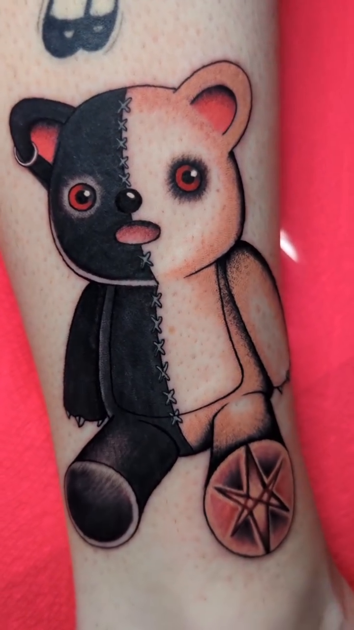 Teddy bear neo-traditional tattoo by 𝐈𝐚𝐧 𝐒𝐞𝐭𝐡 🕷️ Austin