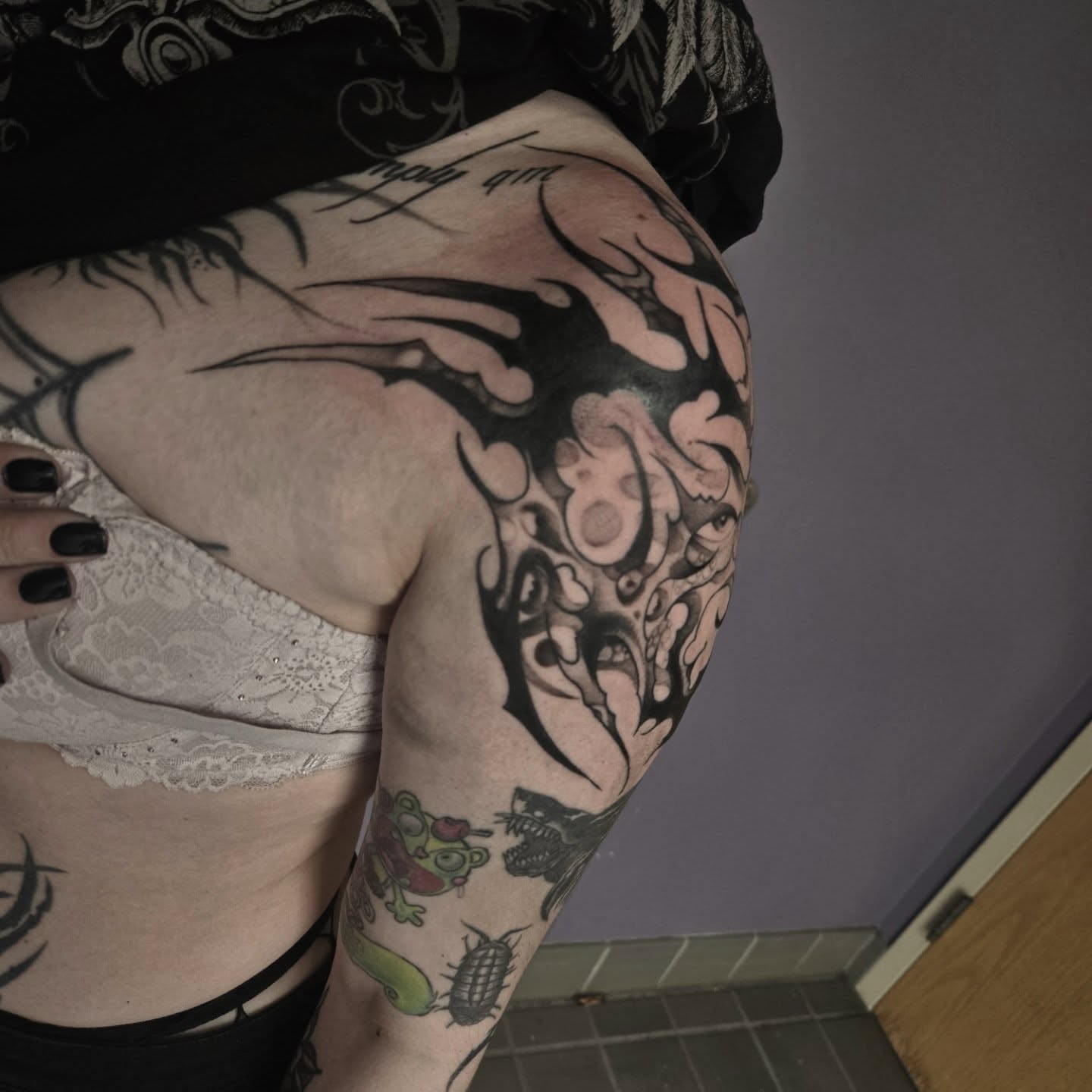 Abstract floral black and grey tattoo on the thigh by Ema Fish