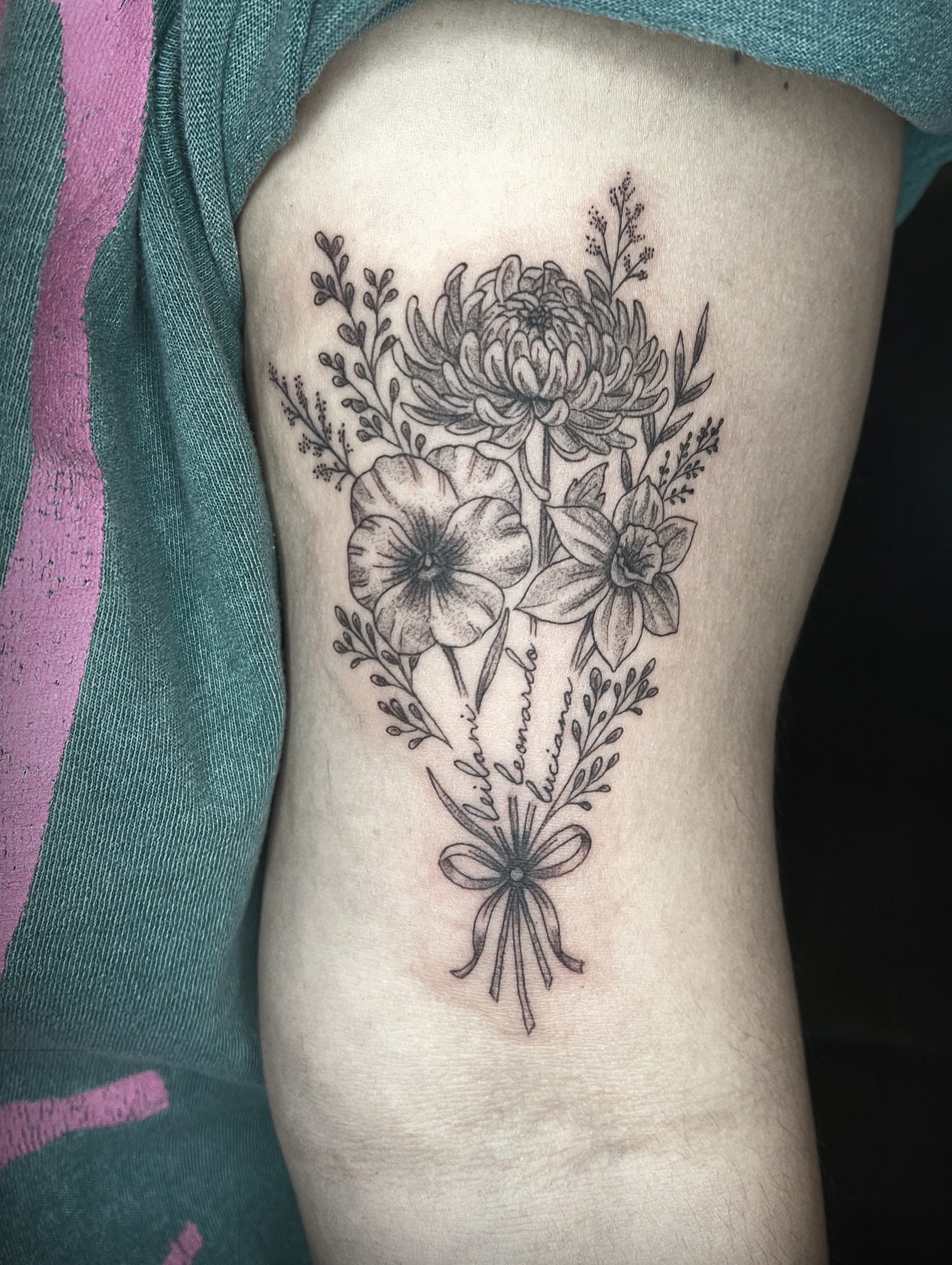 Floral bouquet black and grey tattoo on the ribs by ๐ฆ๐๐๐ก ๐ฆ๐๐๐