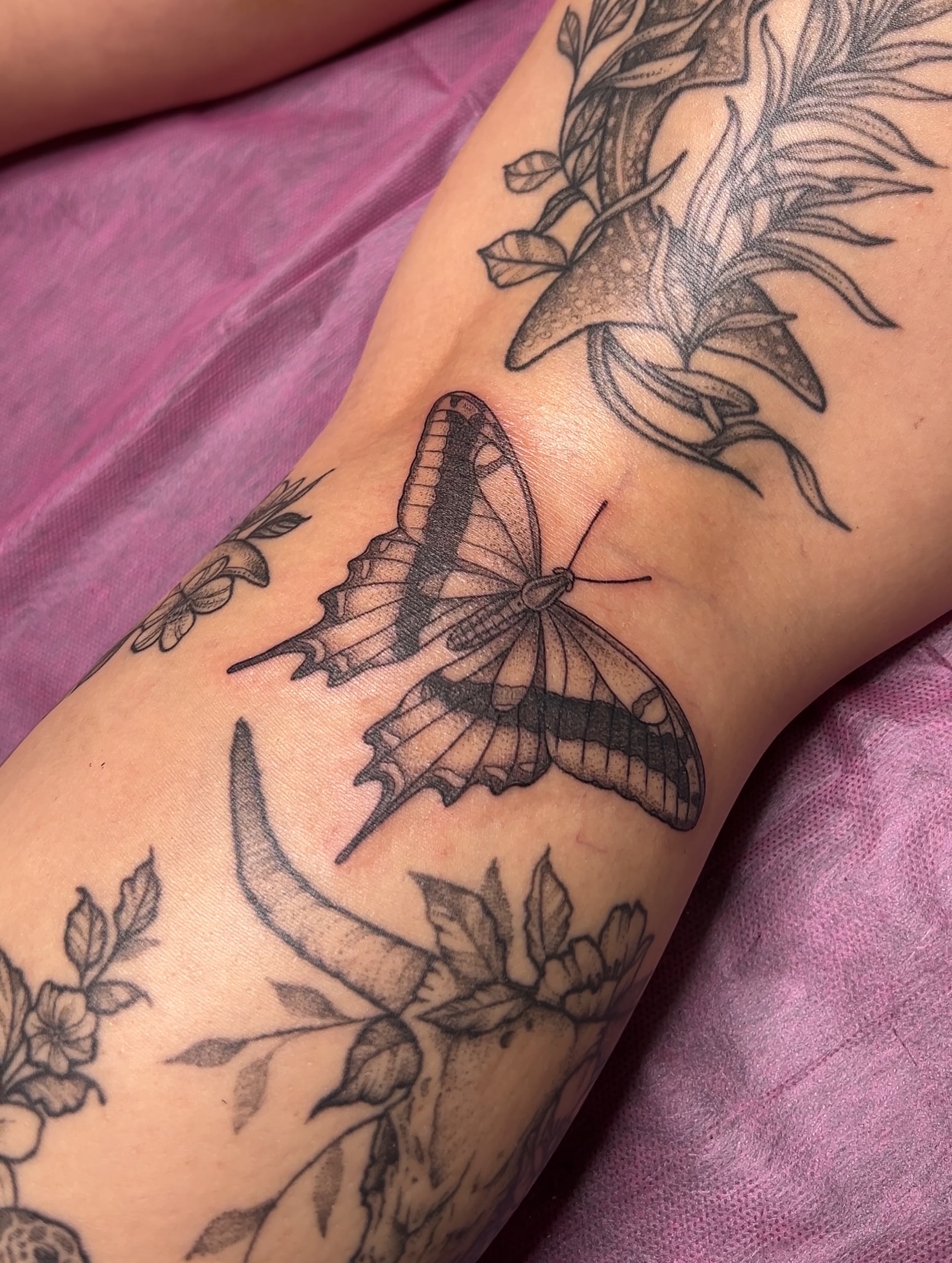 Tattoo by @brianaleflore — black_and_grey