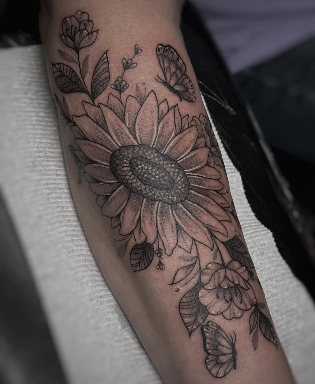 Tattoo by @joanadianetattoos β fine_line, dotwork