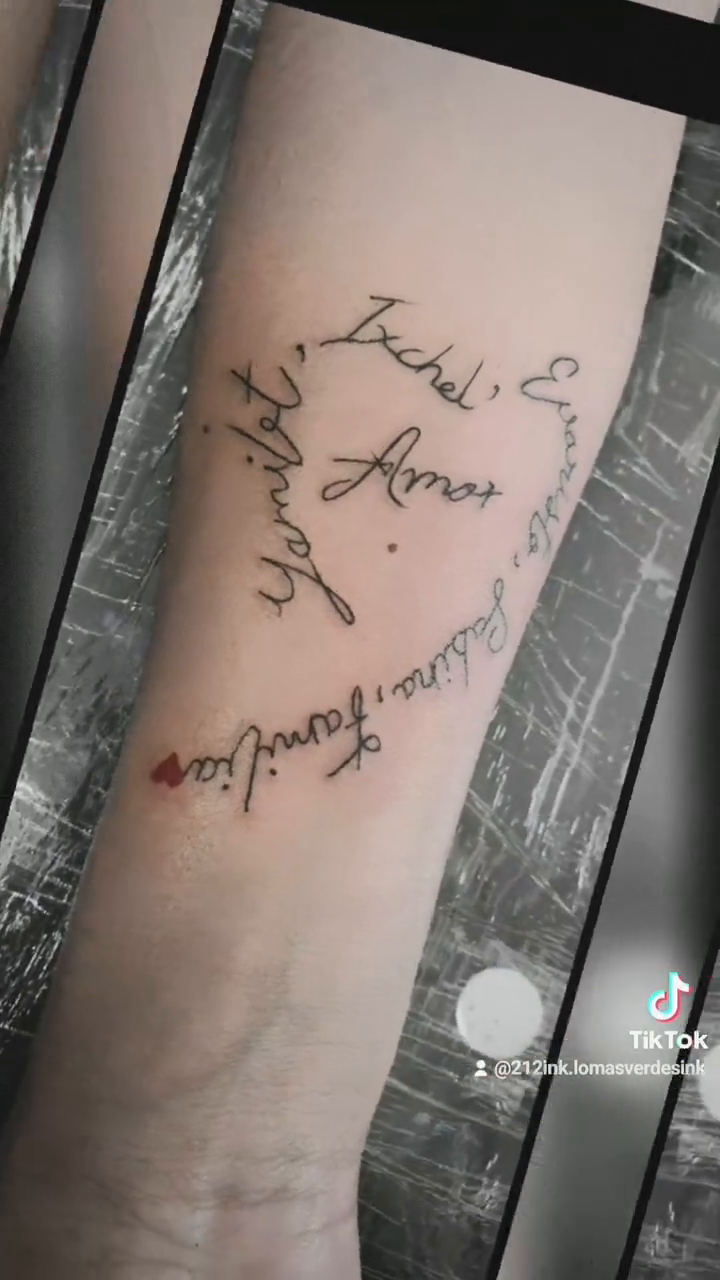 Names and phrases in script lettering tattoo on the upper arm by Tatuajes Betto Ink Tattoo