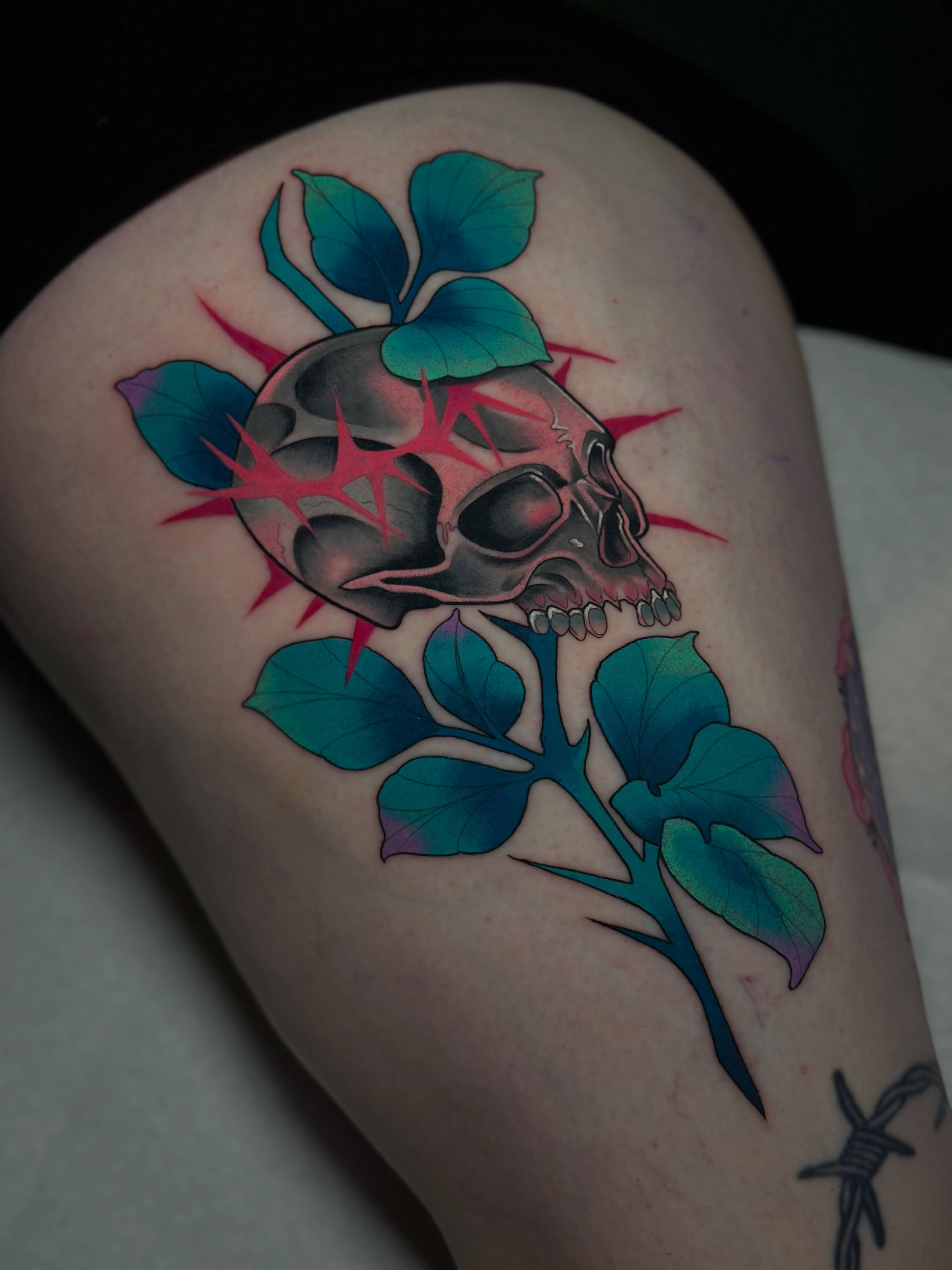 Skull and plant neo-traditional tattoo on the thigh by โ ๐ฟ๐๐ ๐ญ๐๐๐๐