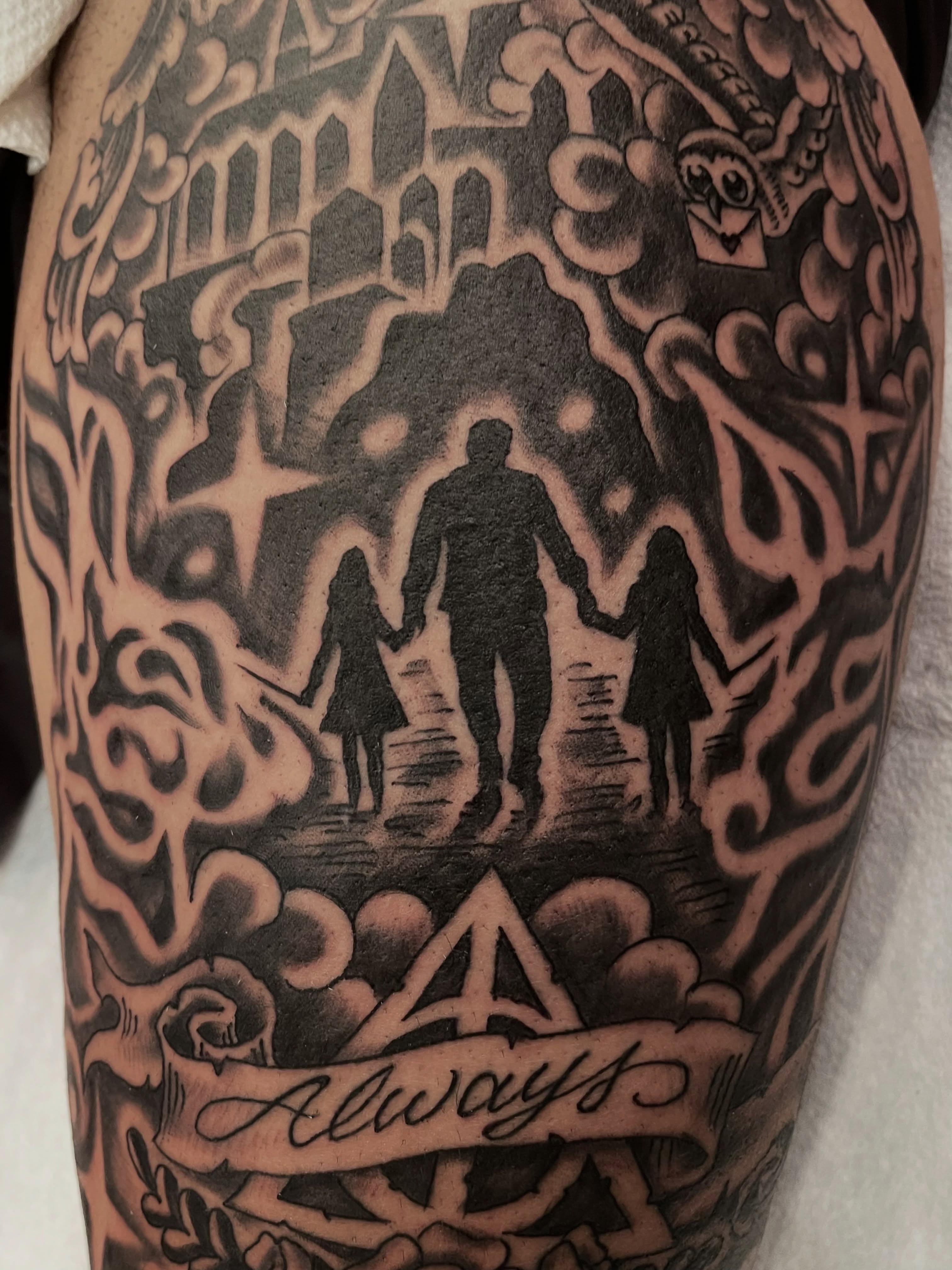Couple holding hands realism tattoo on the thigh by Alex Garcia - Sac City Tattoo