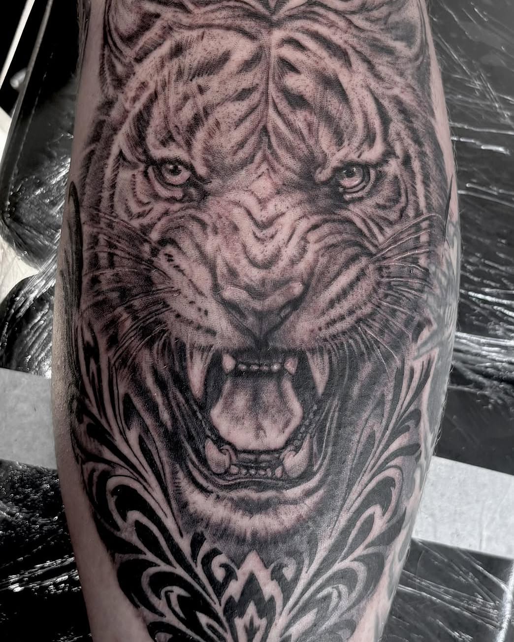 Tiger realism tattoo on the forearm by Léon Huiting
