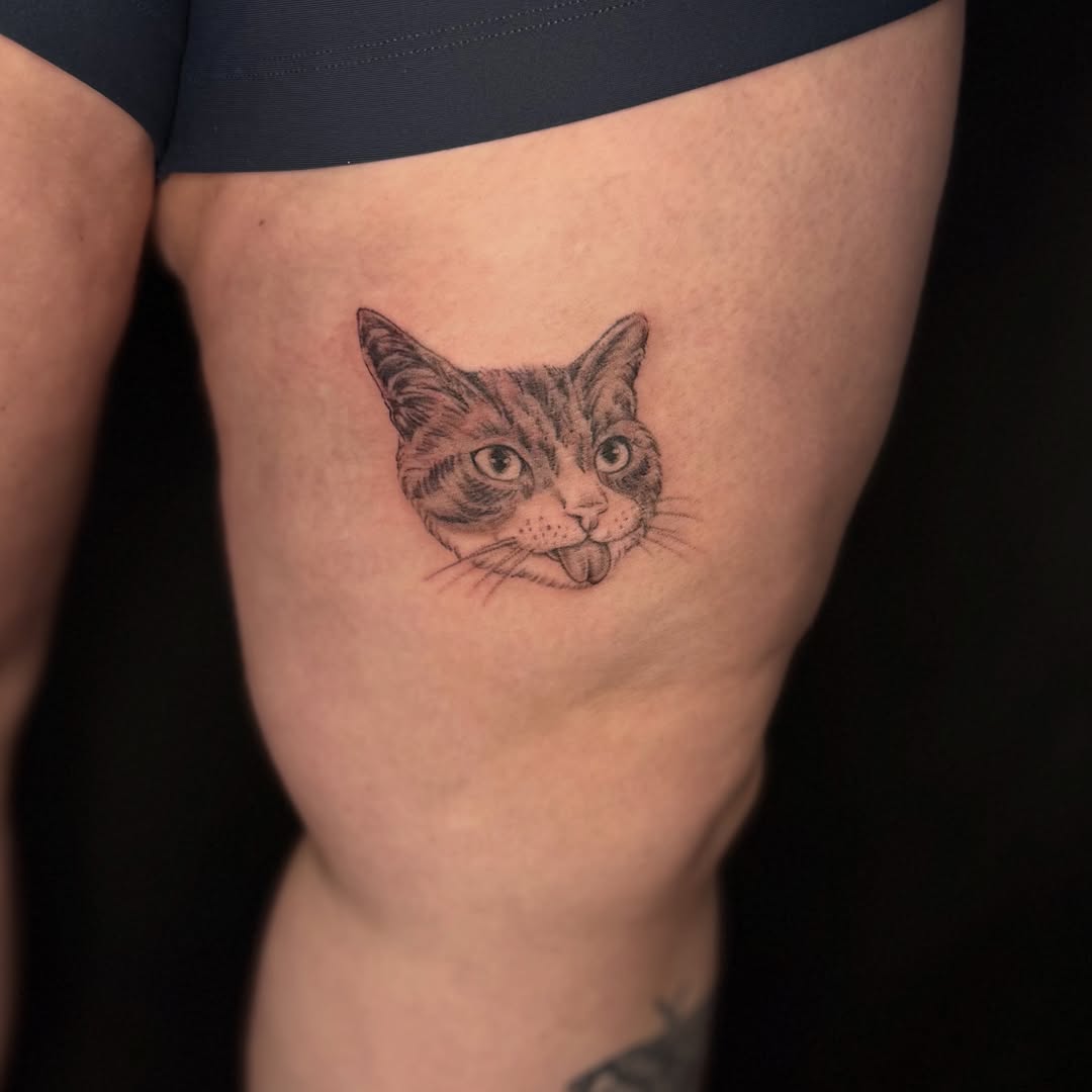 Cat realism tattoo on the thigh by ๐๐ญ๐ฆ๐จ๐ณ๐ข โ๐๐ฆ๐จโ ๐ฆต