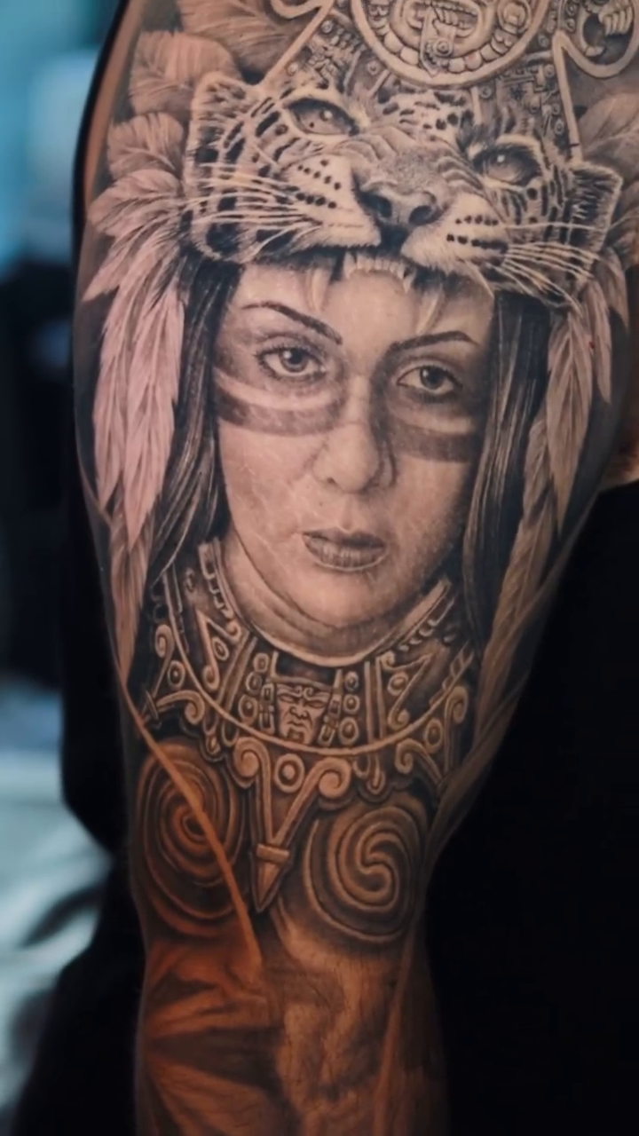 Woman with headdress realism tattoo by Jose Alvaradođź’‰