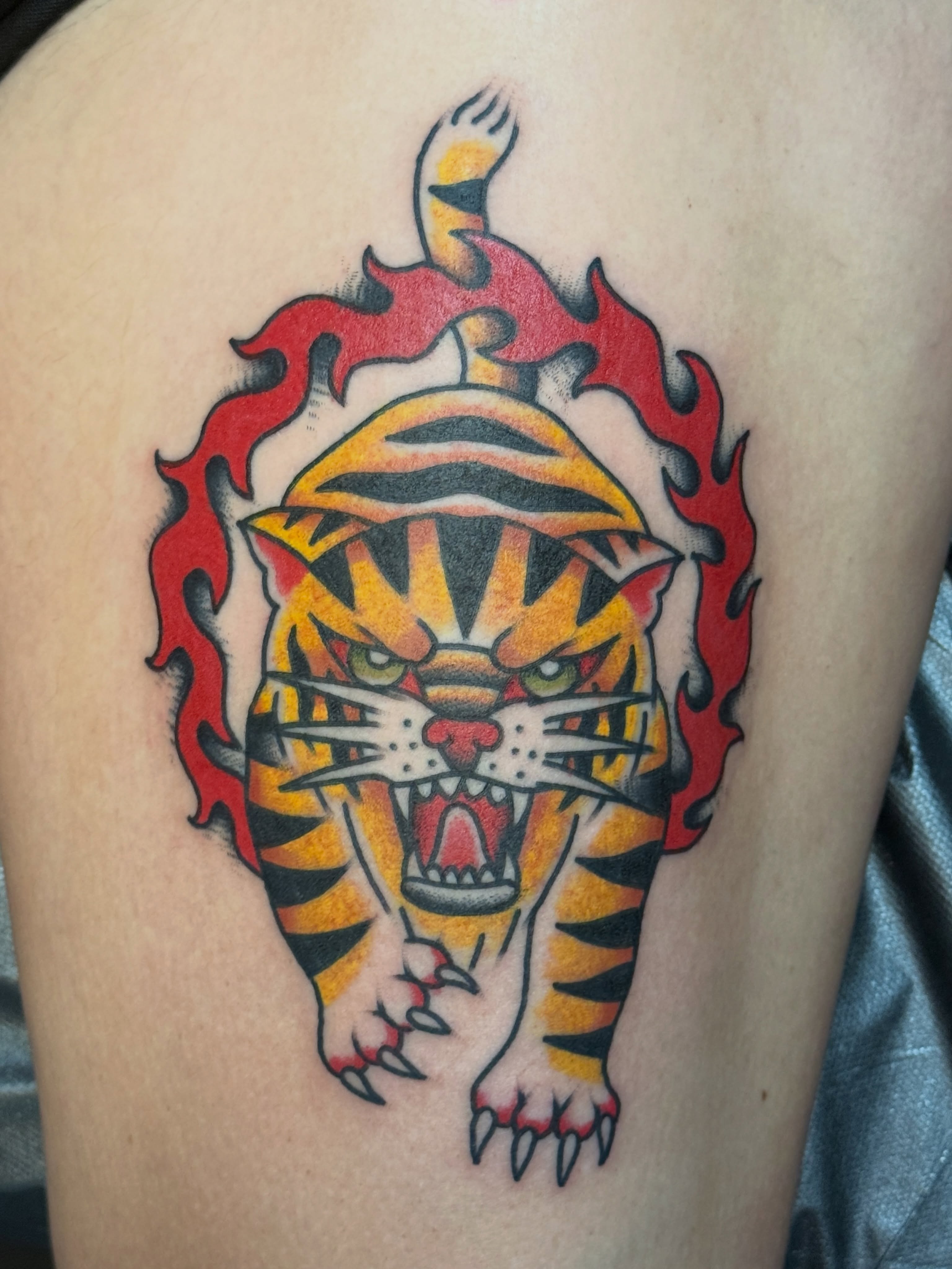 Tiger American traditional tattoo on the thigh by Traddy Maddie ๐