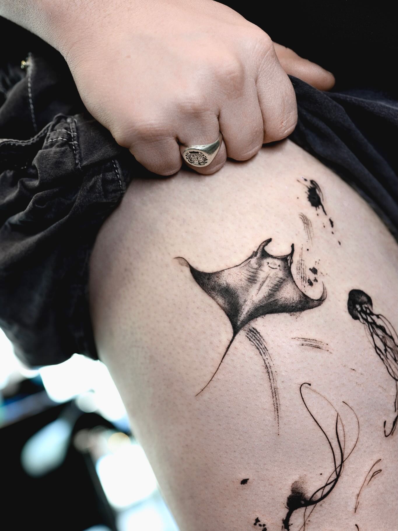 Manta ray black and grey tattoo on the thigh by 초현실과 현실 그 사이를 그리다.