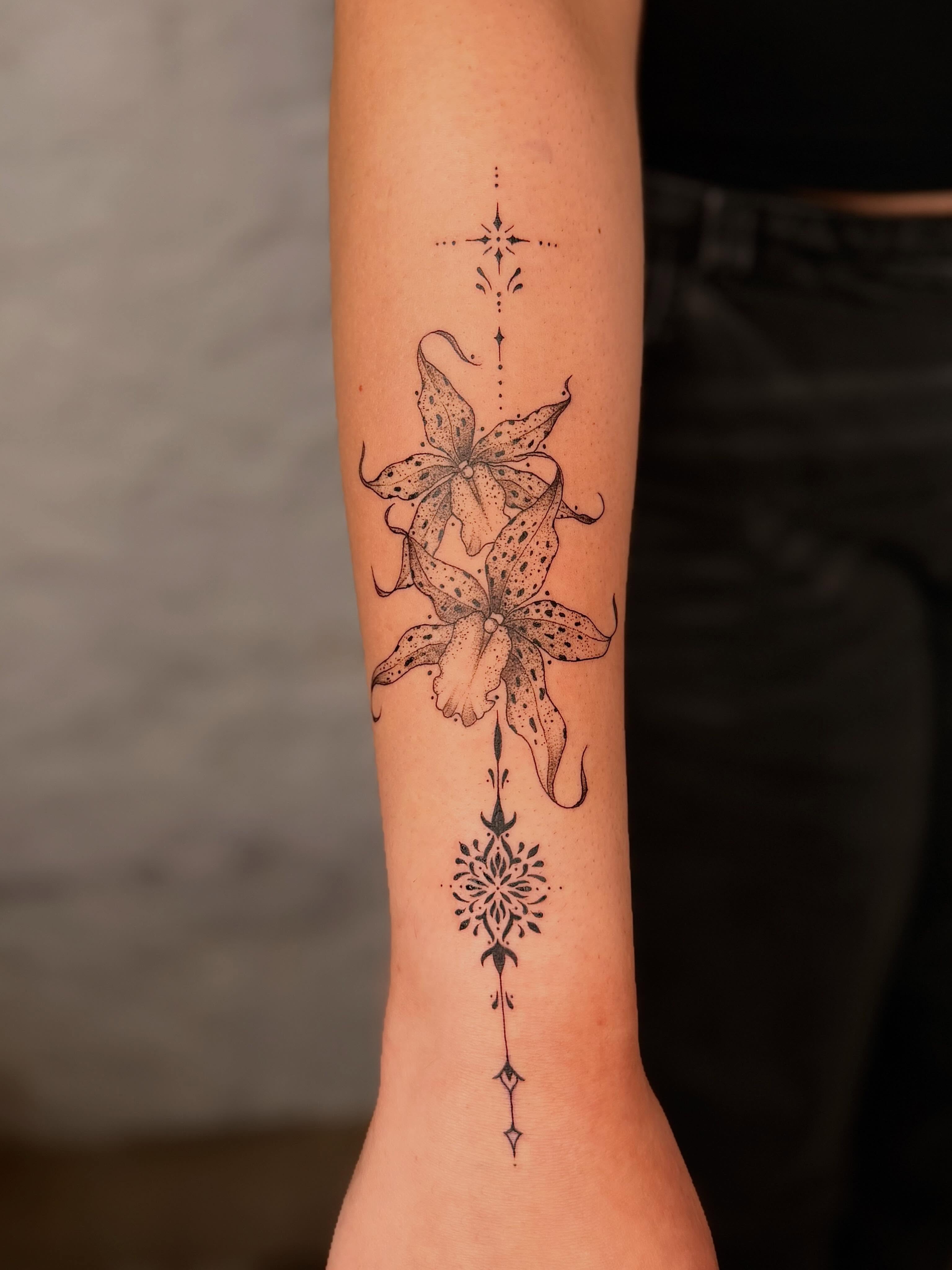 Tattoo by @aholladaytattoo — black_and_grey, geometric