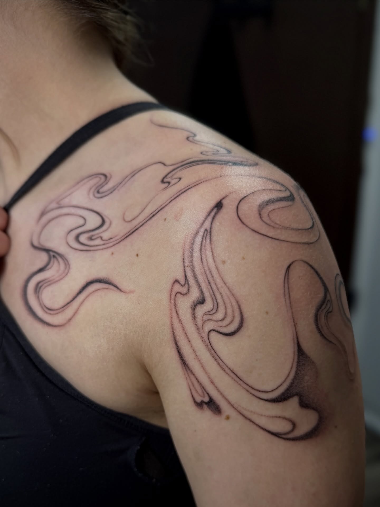 Flame black and grey tattoo on the shoulder by 𝐀𝐝𝐫𝐢𝐞𝐥 𝐓𝐢𝐧𝐤𝐥𝐞𝐧𝐛𝐞𝐫𝐠 ⏾, Denison, Iowa