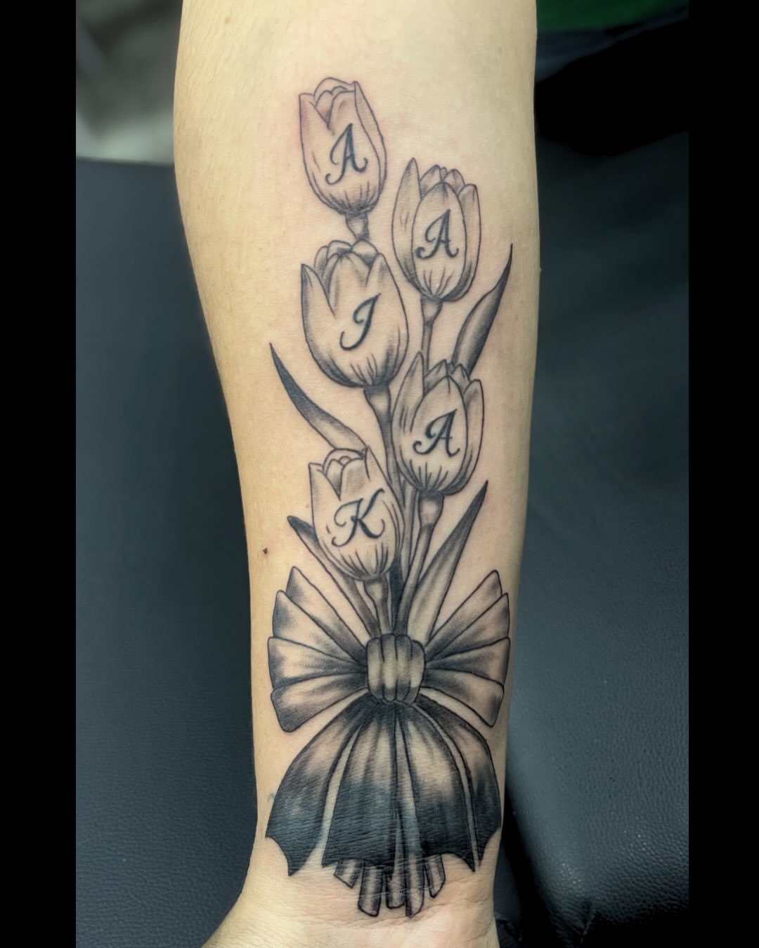 Tattoo by @sheilarosita.tats โ black_and_grey