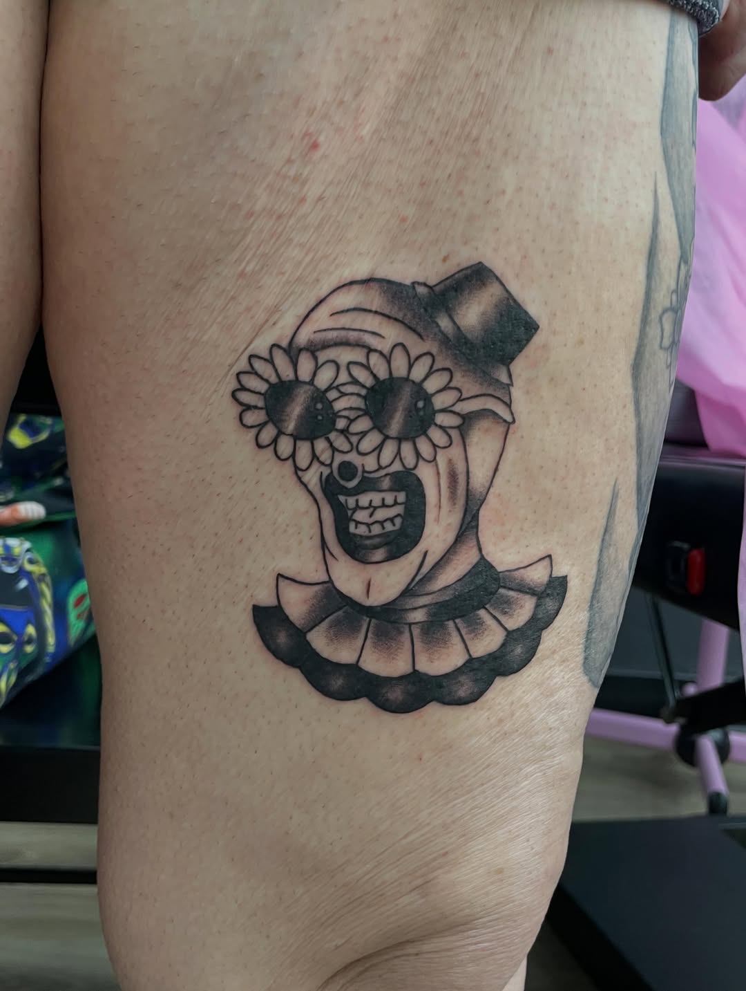 Clown head with sunglasses realism tattoo on the thigh by ꧁༺𝔅𝔦𝔤 ℭ𝔥𝔲𝔫𝔤𝔲𝔷༻꧂, San Diego, California