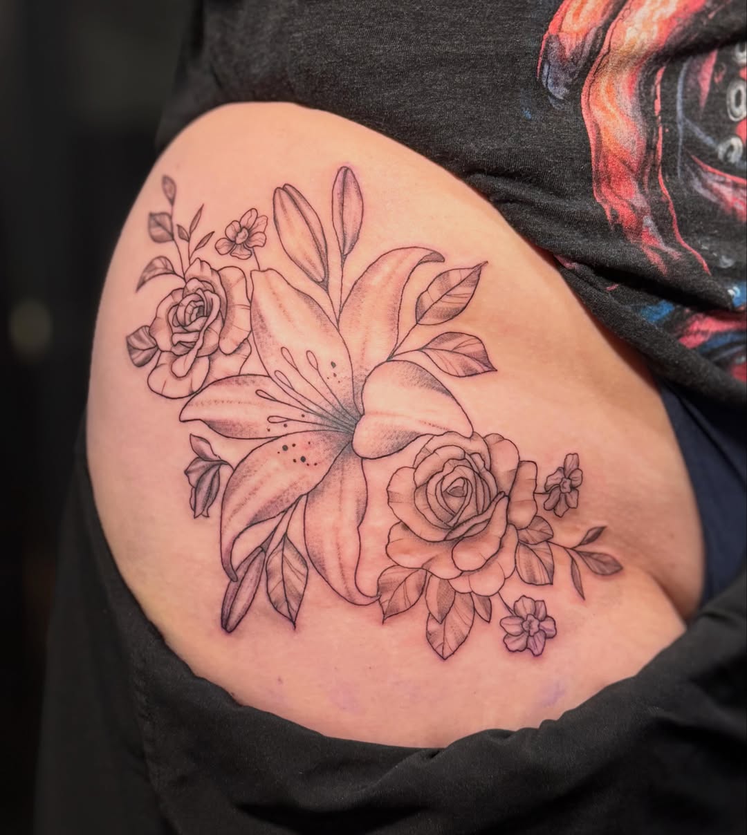 Floral bouquet black and grey tattoo on the thigh by Maddy Coletti✨