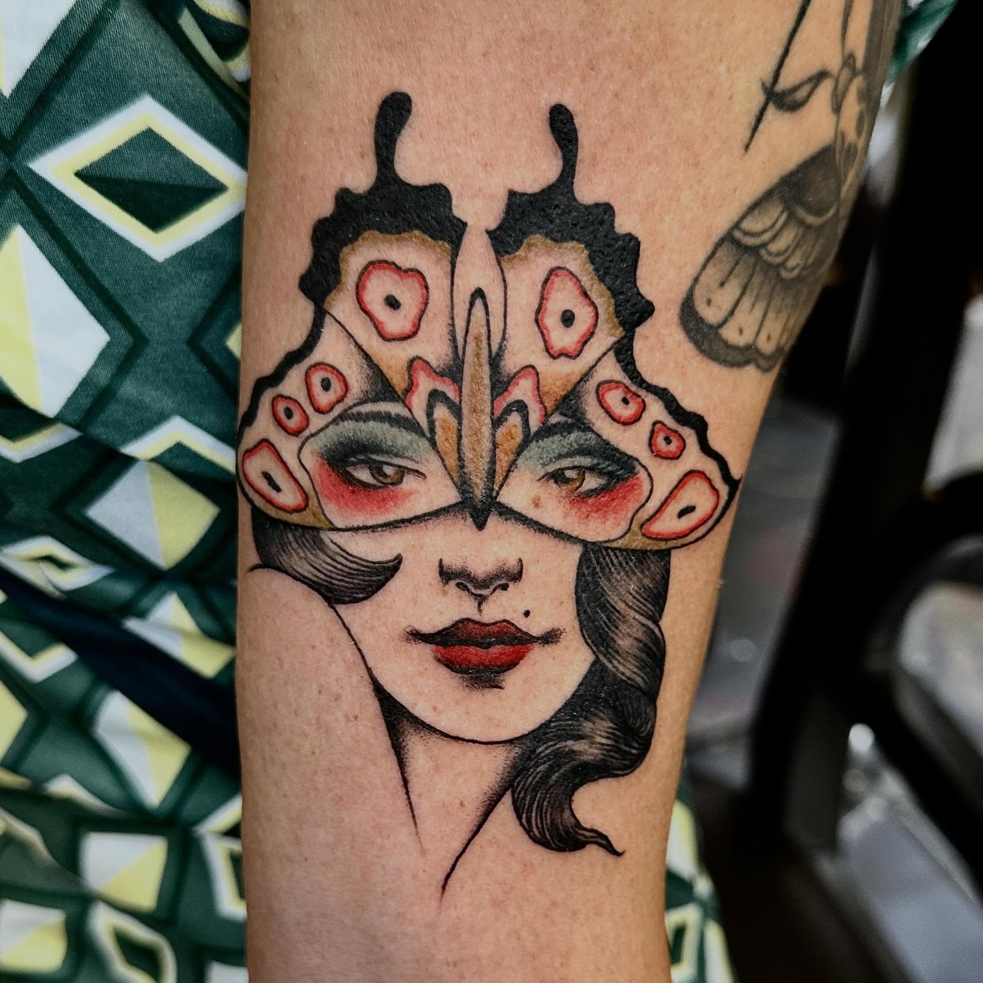 Tattoo by @samavitia — american_traditional, dotwork