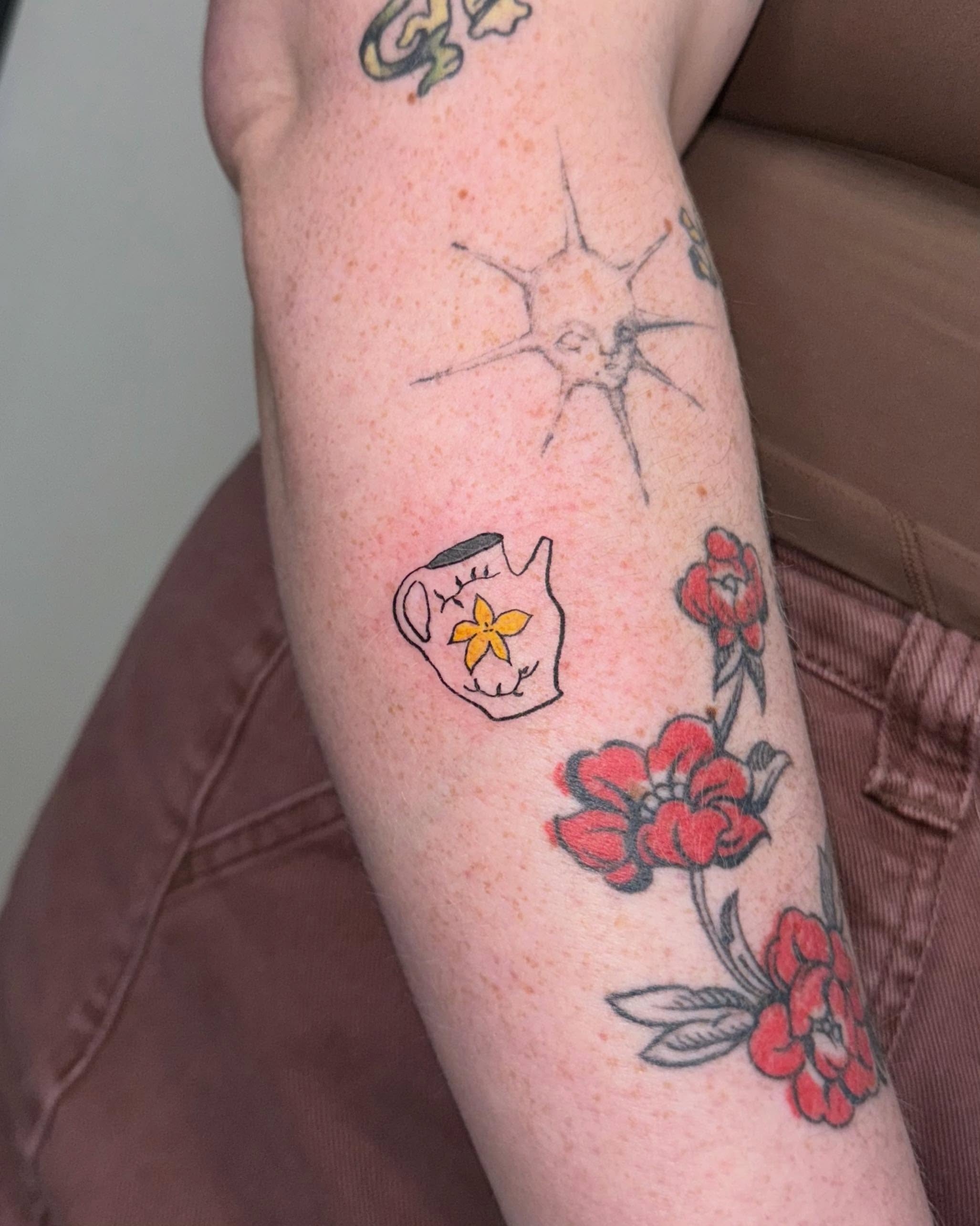 Flowers and abstract shapes dotwork tattoo on the forearm by 림구타투
