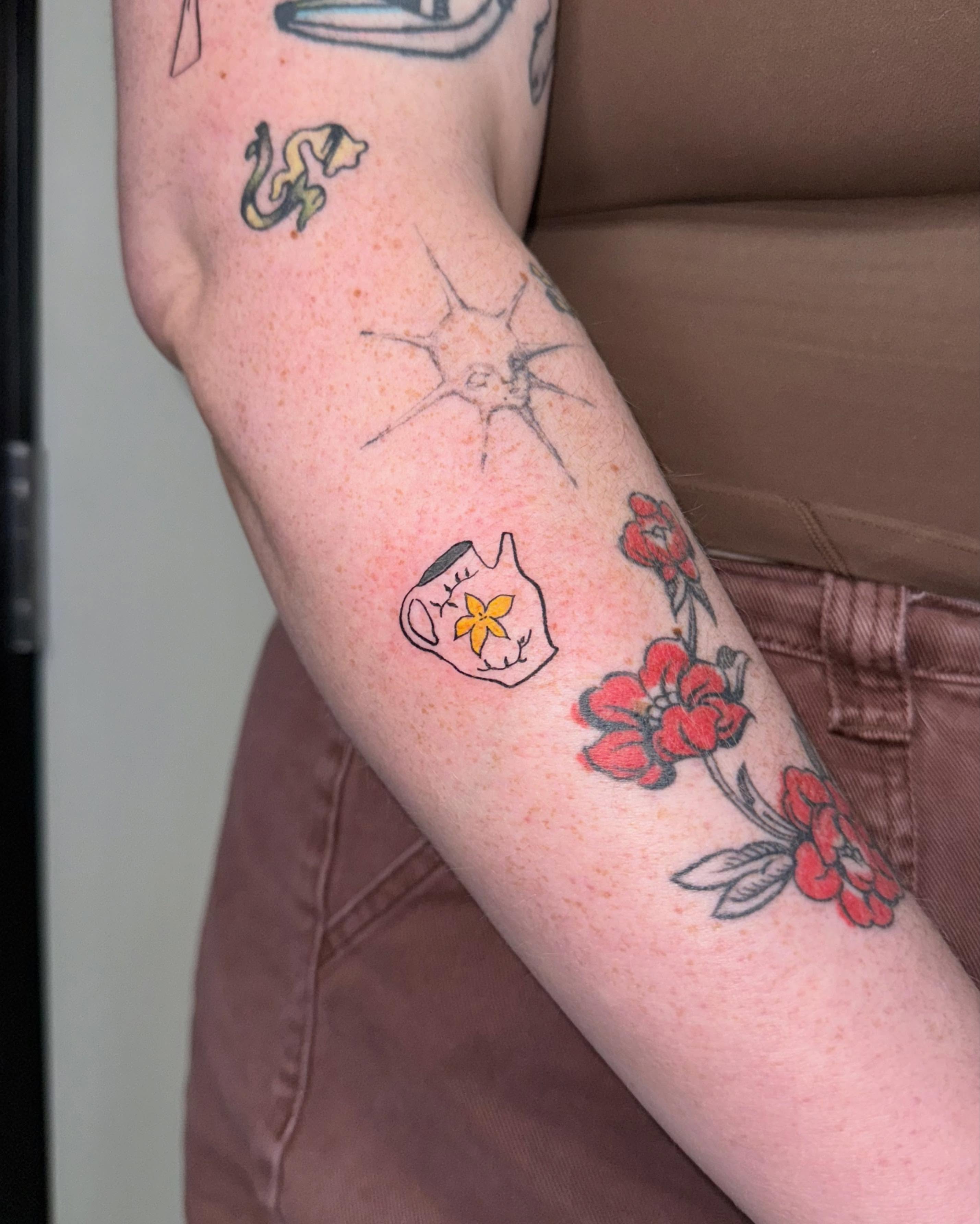 Flowers and hand new school tattoo on the forearm by 림구타투