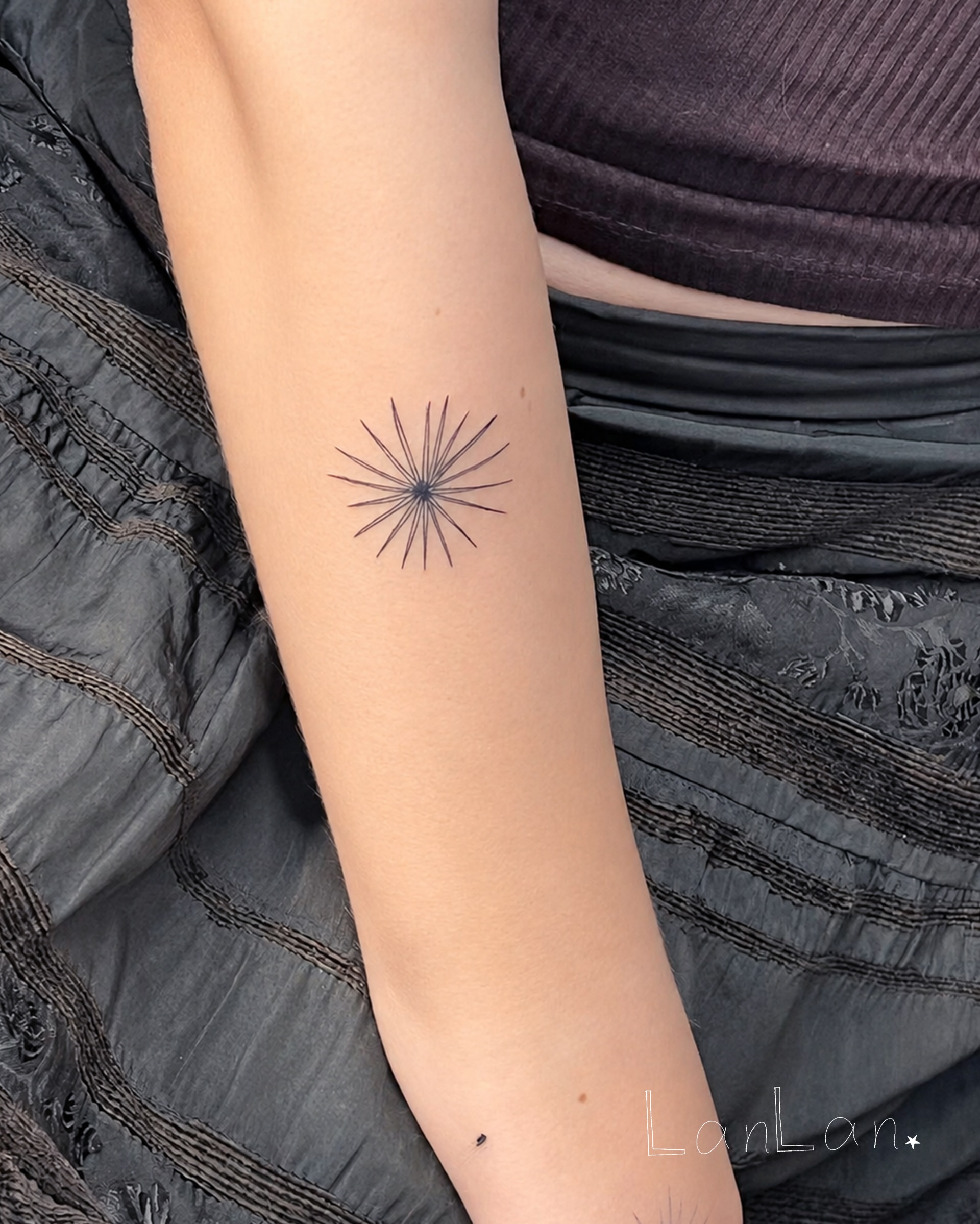 Tattoo by @lanta_ttoo — geometric