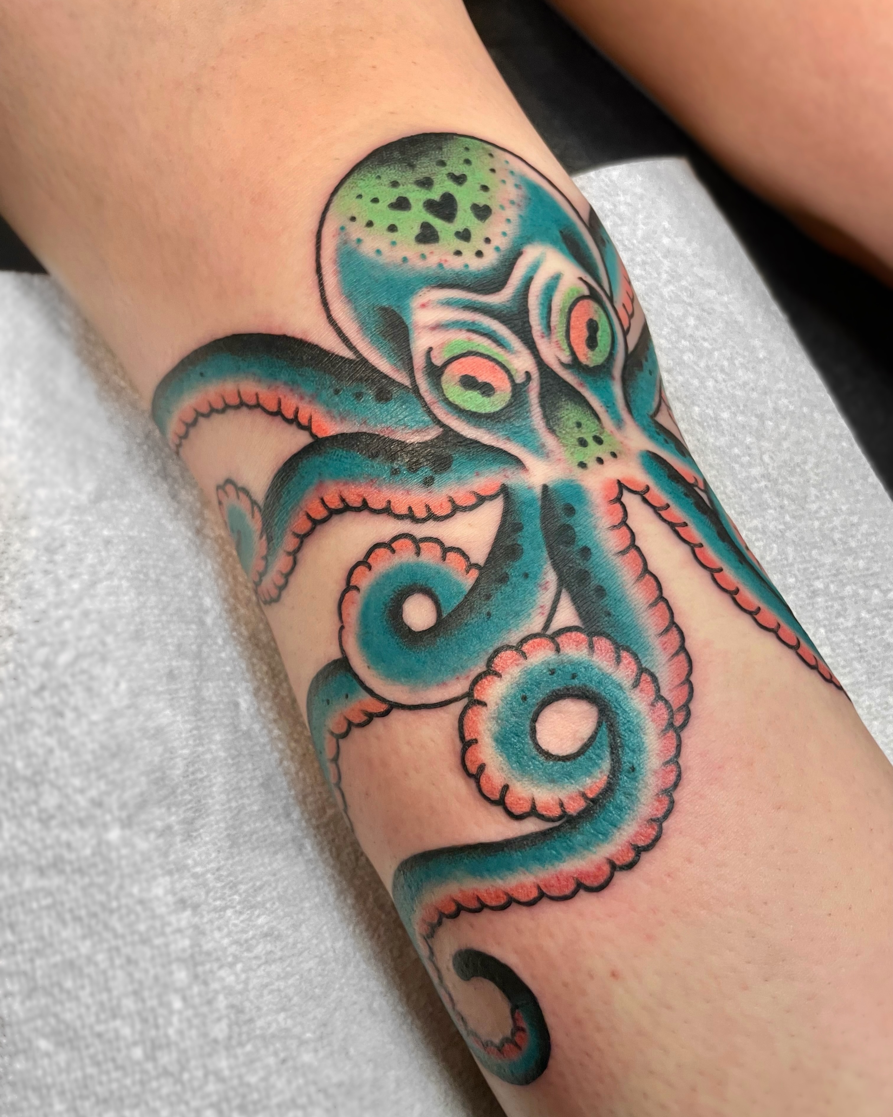 Octopus American traditional tattoo on the forearm by 𝕬𝖓𝖆𝖇𝖊𝖑𝖑 𝕸𝖔𝖗𝖔