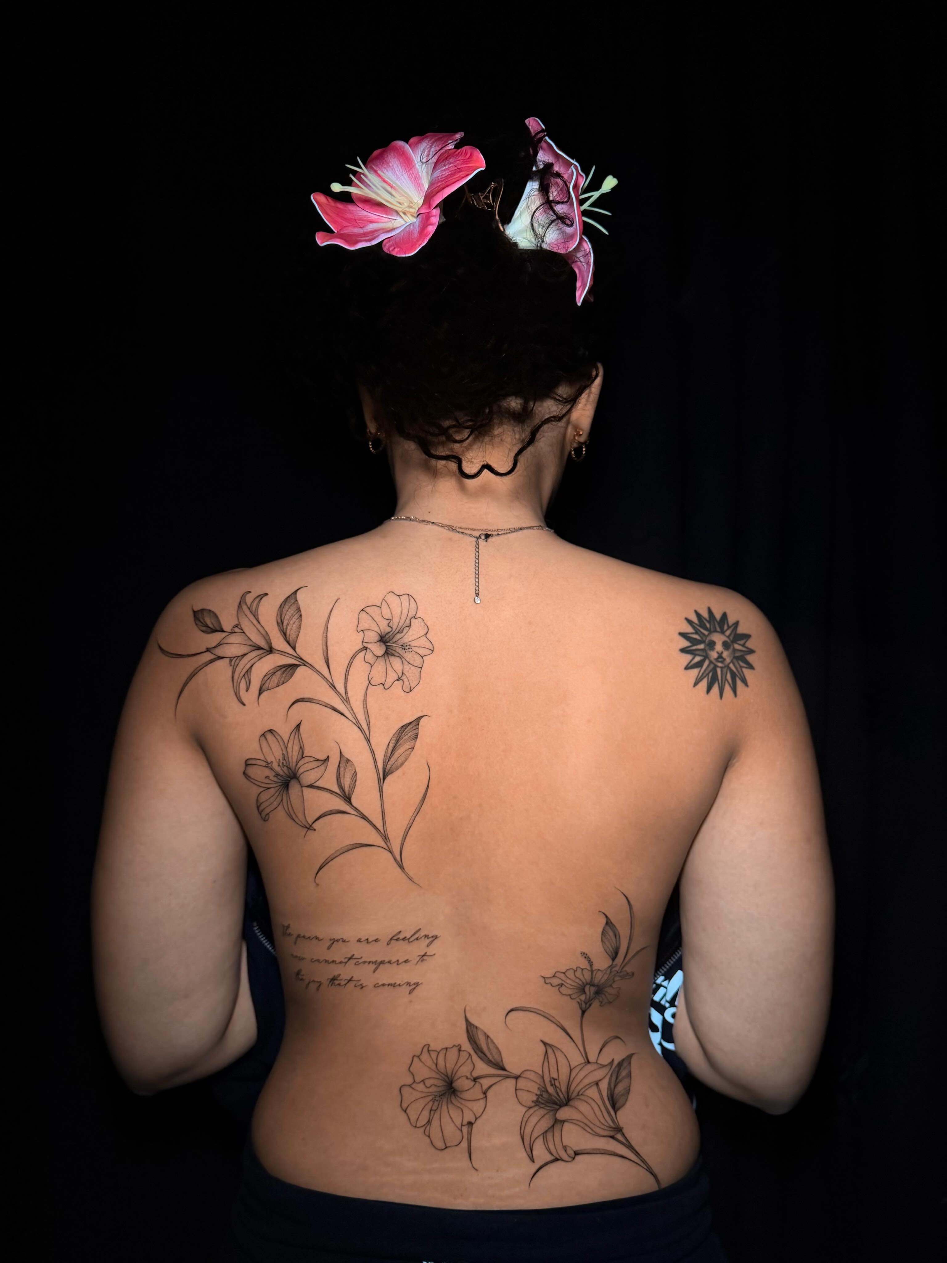 Floral arrangement black and grey tattoo on the back by Frida Tattooista