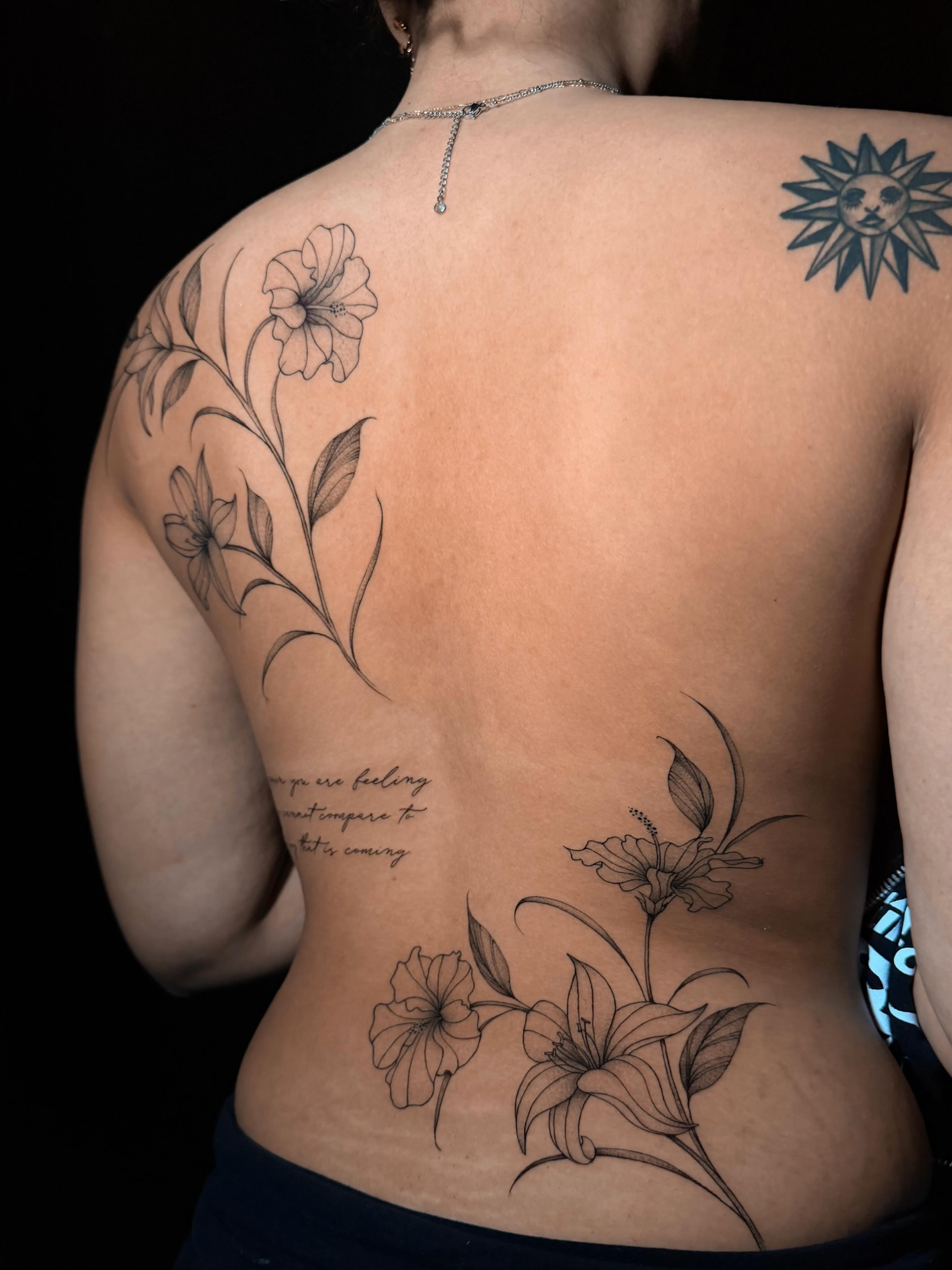 Floral vine realism tattoo on the back by Frida Tattooista