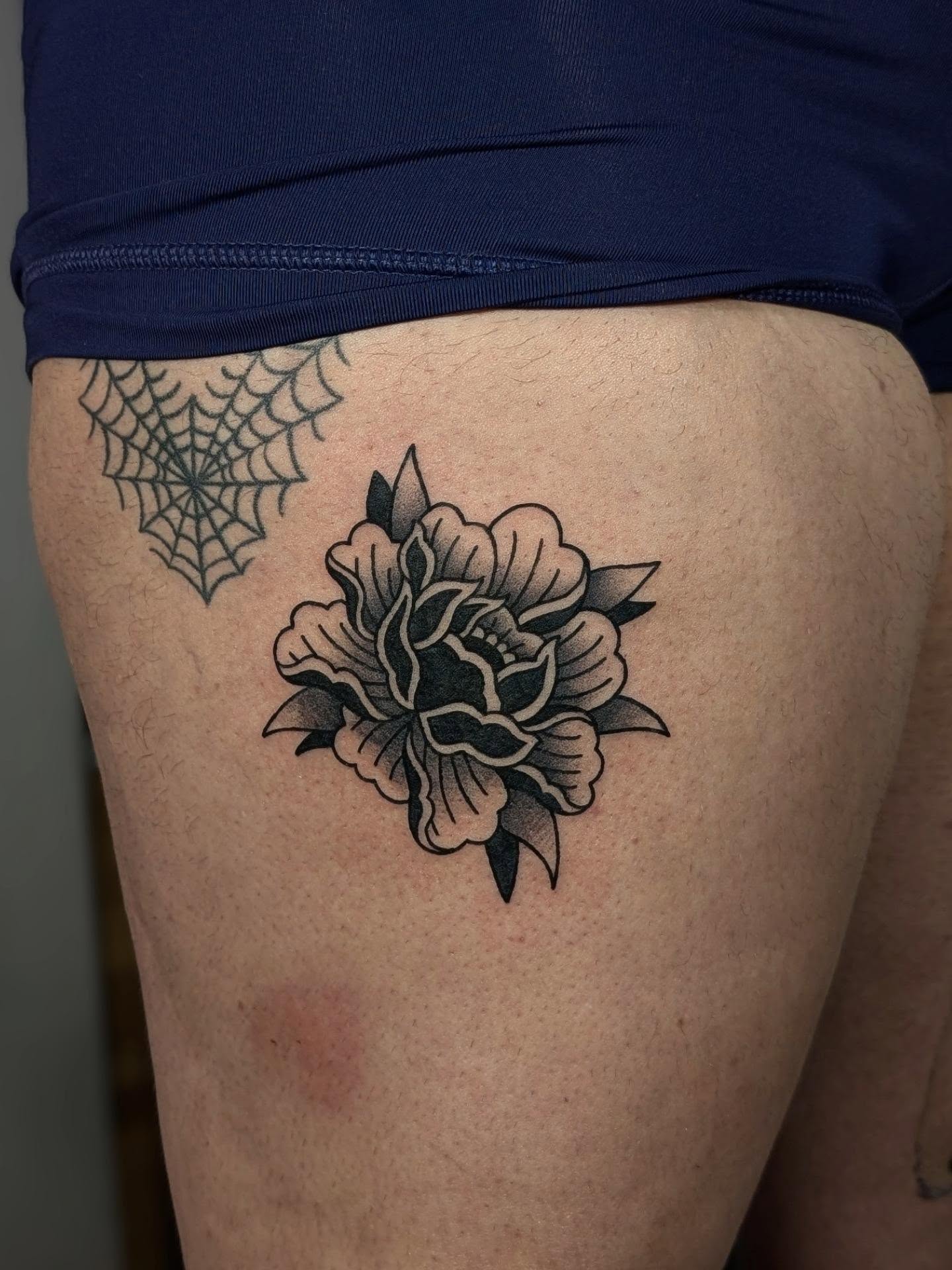 Flower black and grey tattoo on the thigh by ᴇʟɪsᴇ