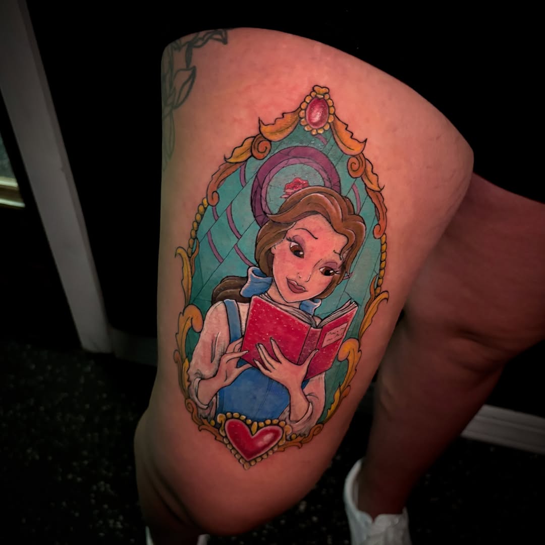 Belle reading illustrative tattoo on the thigh by Anastasia Carrasco