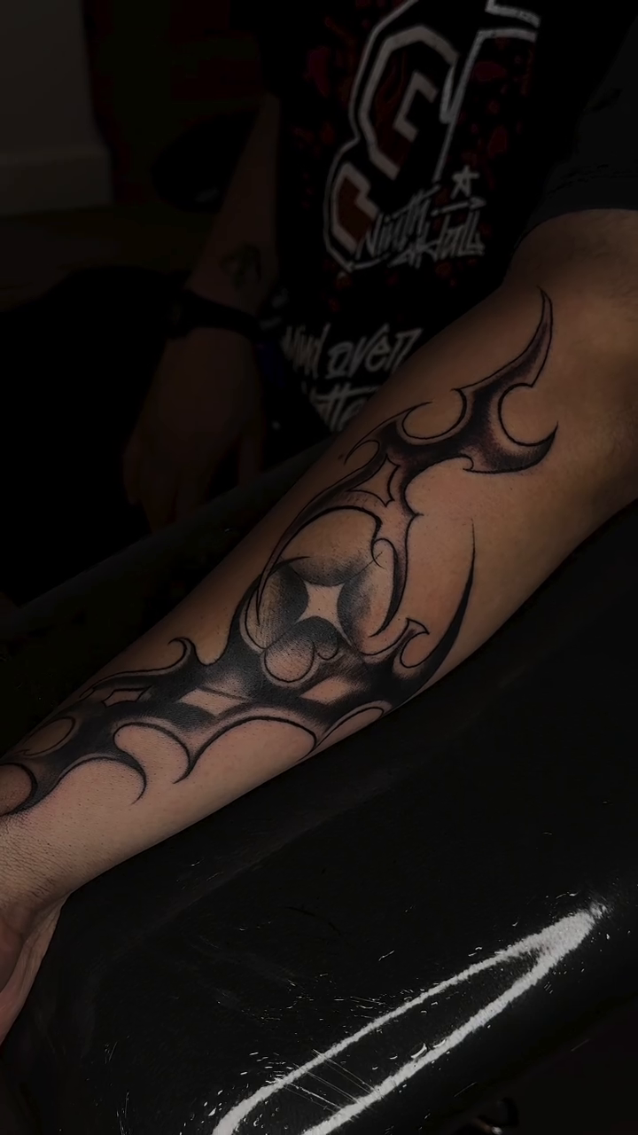 Tattoo by @bendecidatattoo โ blackwork, geometric