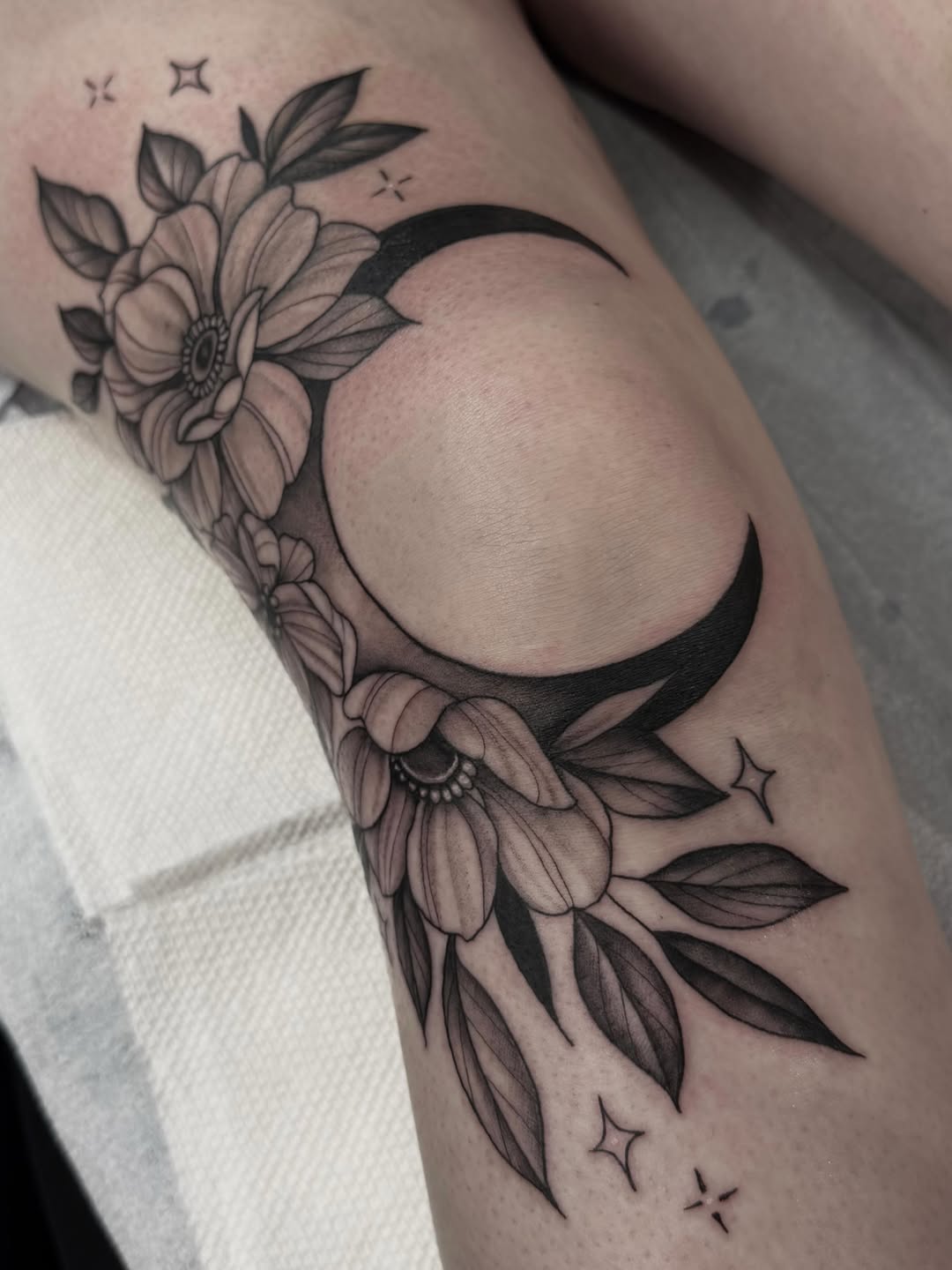 Tattoo by @emmydoestattoos โ black_and_grey, fine_line