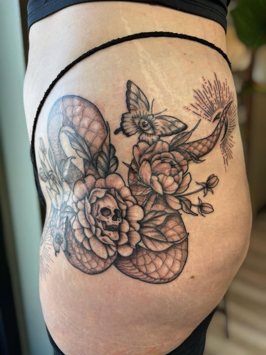 Fine line tattoo on the thigh by Bianca Cattapan